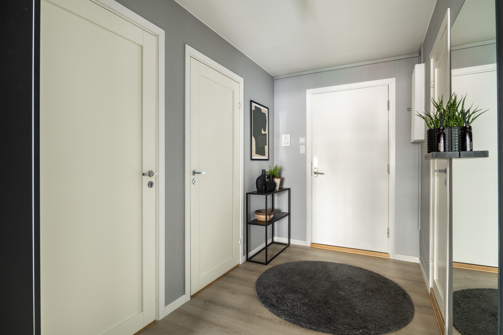 Entré leder ut til en svalgang. Dette er en endeleilighet i etasjen. Galleribilde