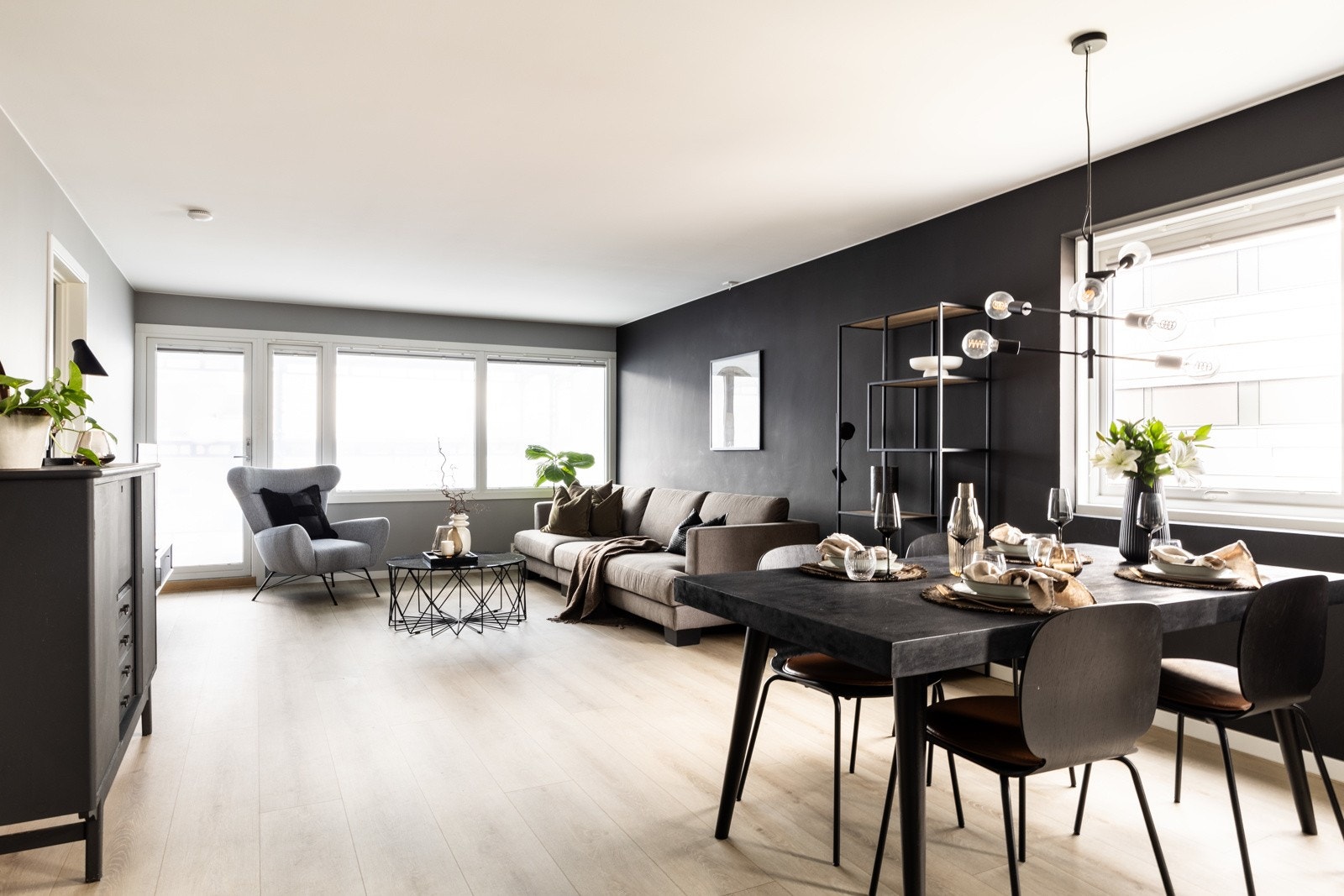 Stor stue med store vindusflater som slipper inn mye naturlig lys. Delstyling utført av Lidenskaporama v/Stian W L Jakobsen. Galleribilde