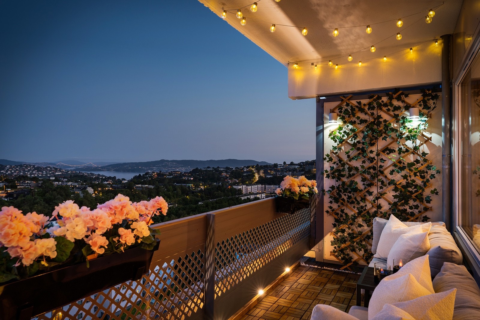 Her får du en råfin nyoppusset topp- og endeleilighet med stor usjenert balkong og kort avstand til "alt" du trenger for en enkel hverdag. Galleribilde