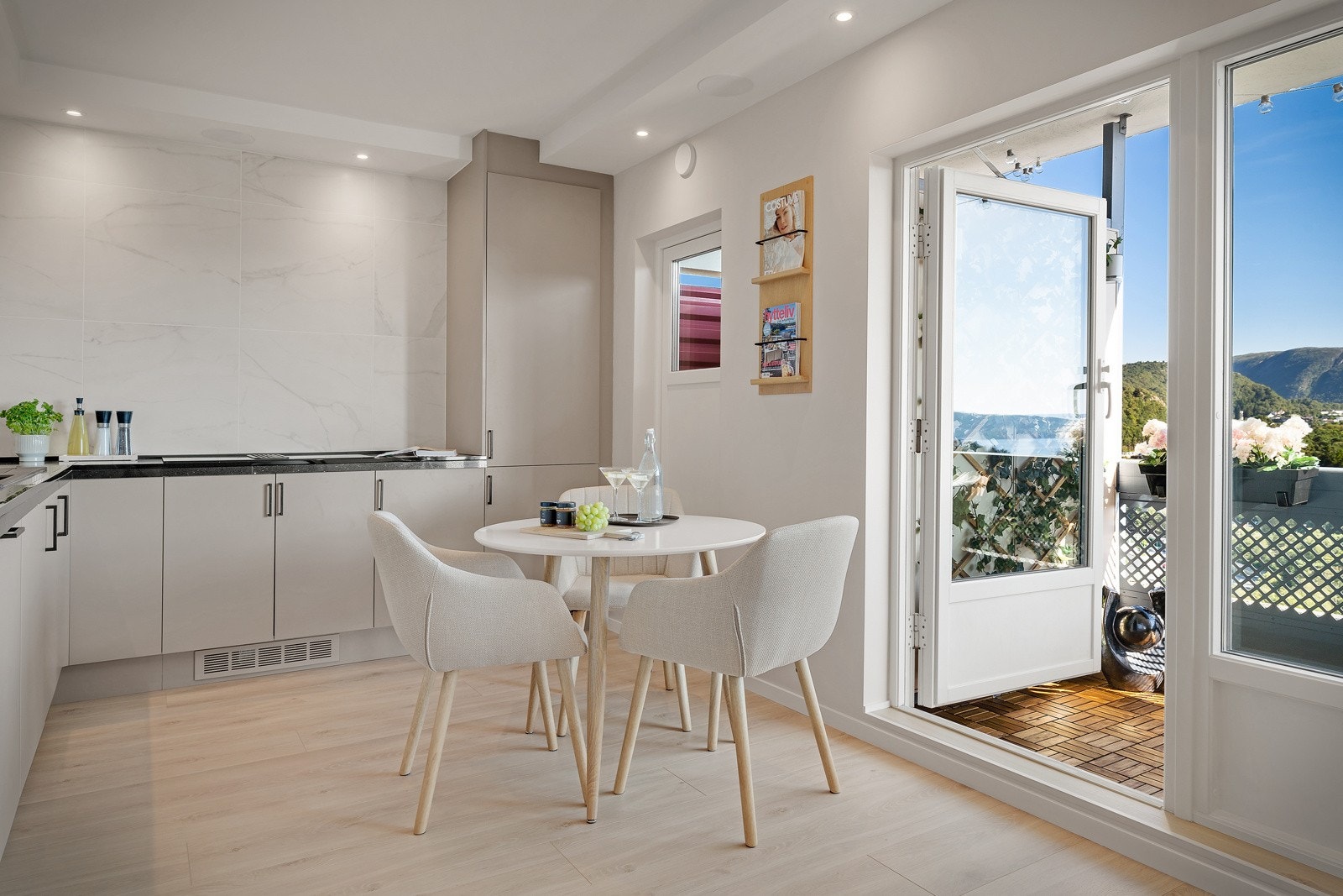 Kjøkkenet har integrerte hvitevarer som stekeovn, induksjonsplatetopp med integrert ventilator, oppvaskmaskin og kombinert kjøl- og fryseskap Galleribilde