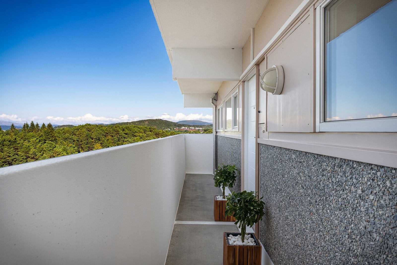 Inngangsparti. Boligen er en endeleilighet og har et usjenert inngangsparti uten innsyn Galleribilde