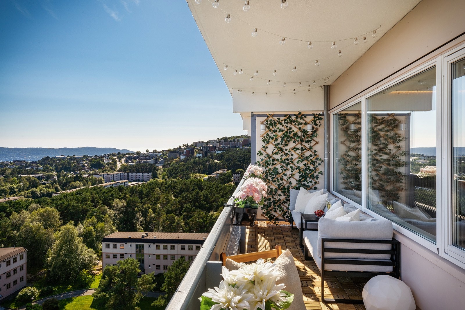 På balkongen er det god plass til utendørsinnredning Galleribilde