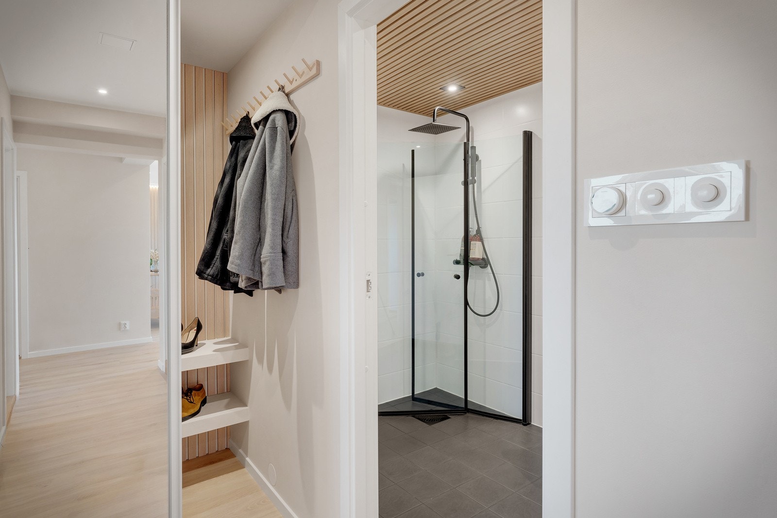 Mellom soverom og bad er det walk-in garderobe med god oppbevaringsplass til klær og sko Galleribilde