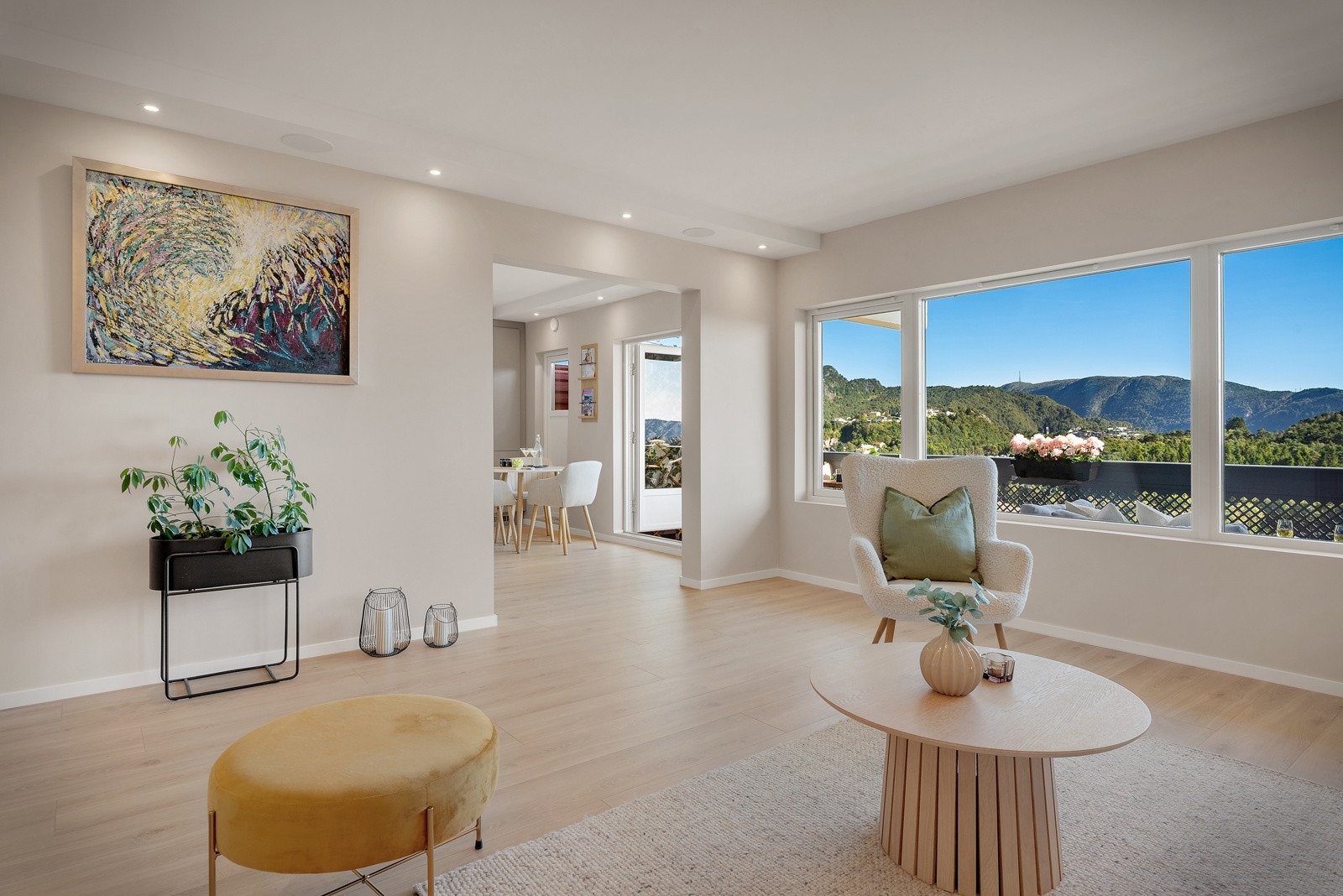 De store vindusflatene sørger for godt naturlig lysinnslipp og en luftig atmosfære i rommet Galleribilde