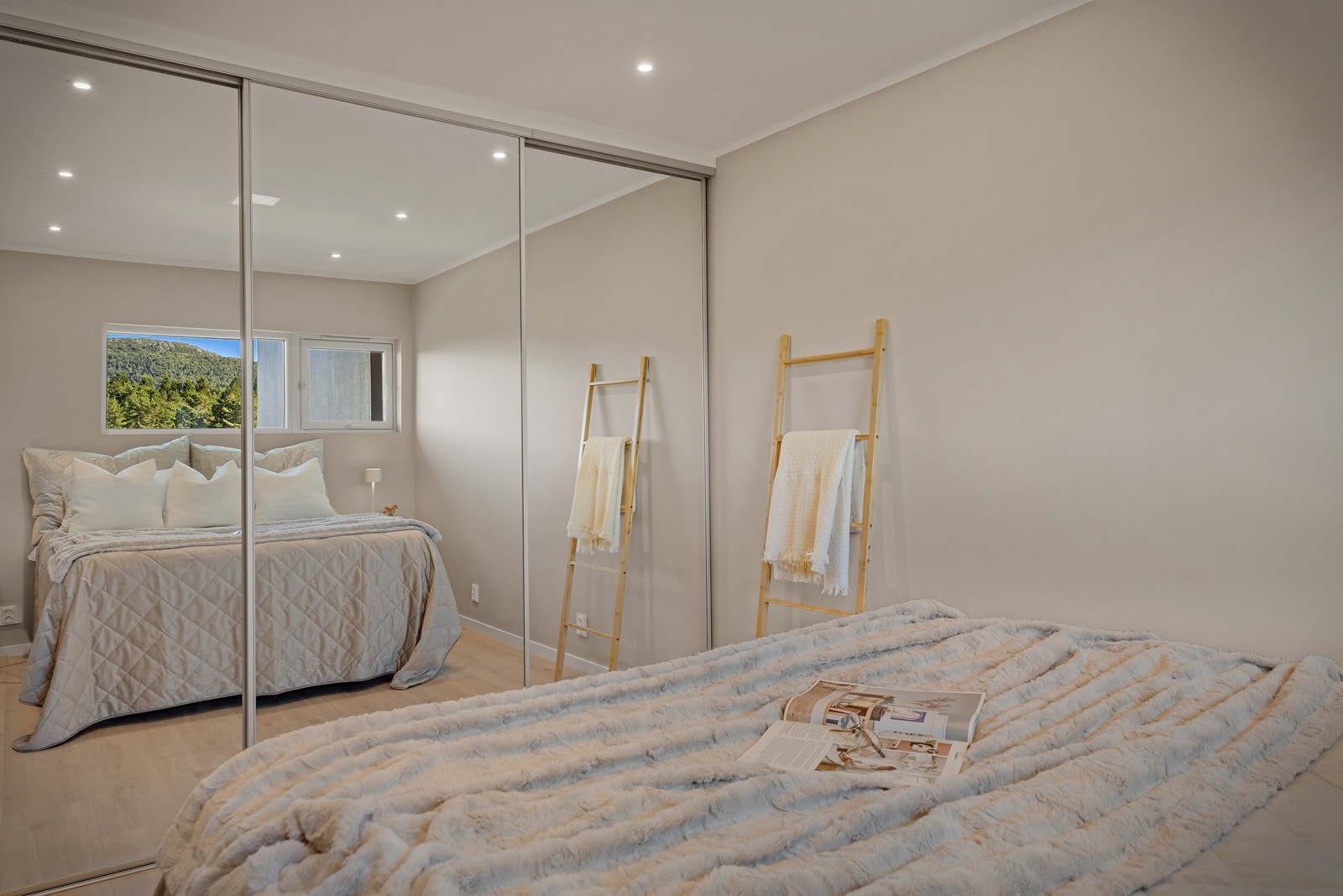 På soverommet er det god oppbevaringsplass i skyvedørsgarderoben Galleribilde