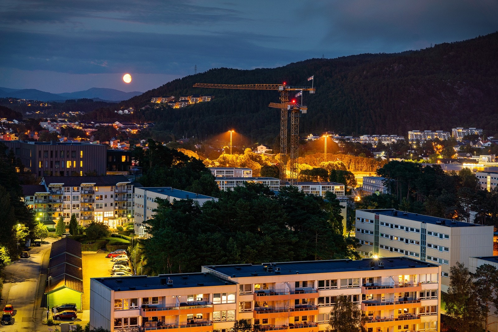 Boligen har en barnevennlig og attraktiv beliggenhet. Her bor du med lite trafikk og fantastisk utsikt over Åsane. Galleribilde