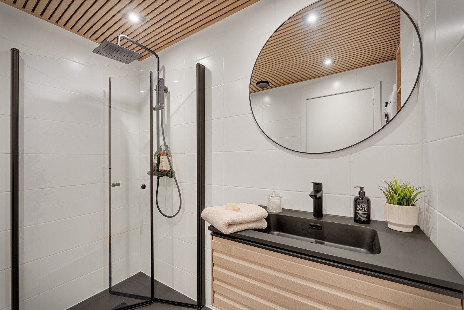 Helfliset bad på 3,9 kvm fra 2015 med varmekabler i gulv og våtromsspiler i tak Galleribilde