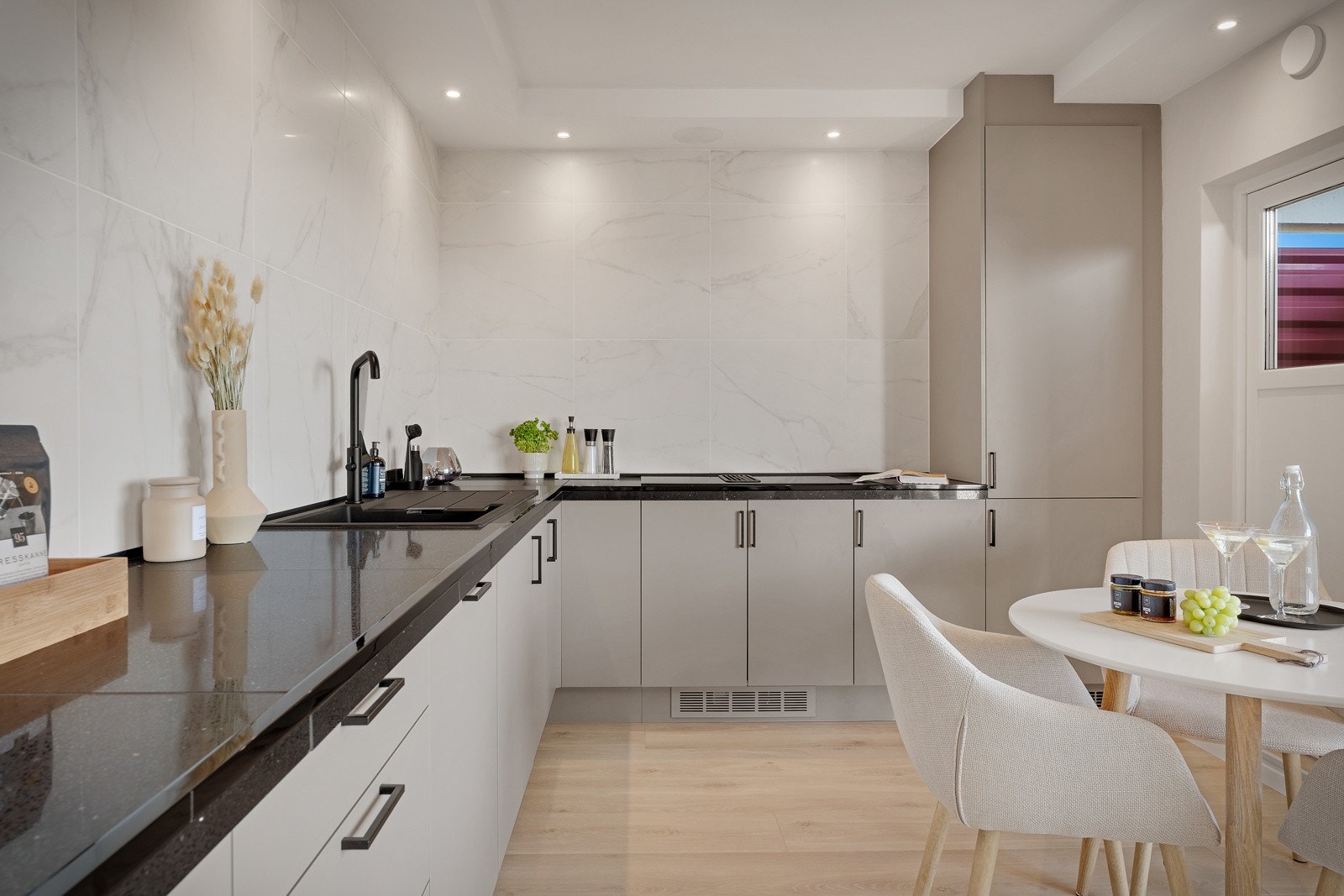 Pen og moderne kjøkkeninnredning fra Norema med slette fronter. Kjøkkenet er montert i 2024 Galleribilde