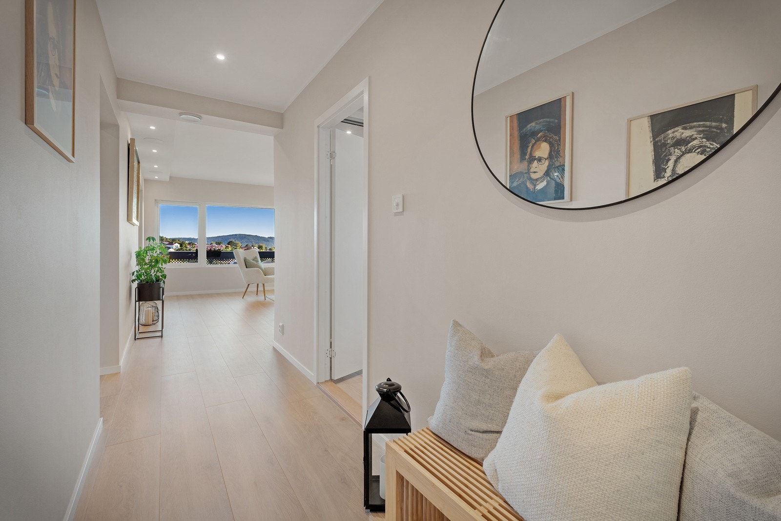 Boligen har en lys og åpen entre Galleribilde