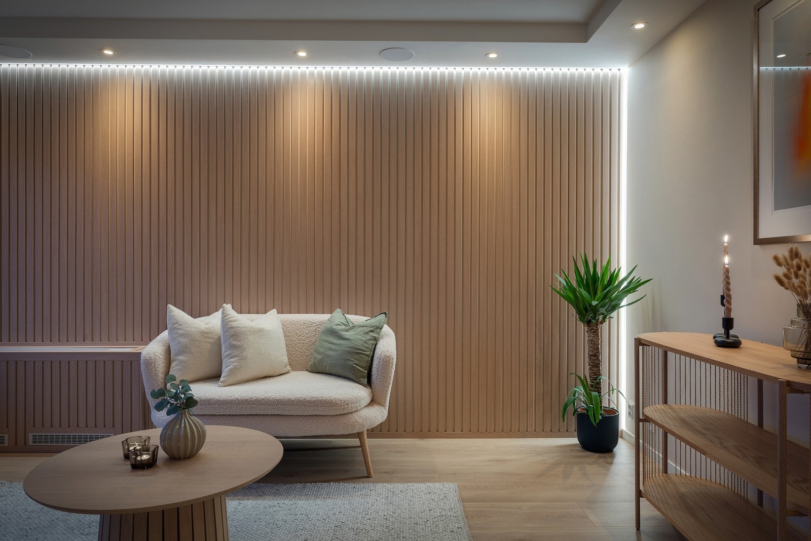 Belysningen er gjennomtenkt og gir stuen et meget pent utrykk Galleribilde