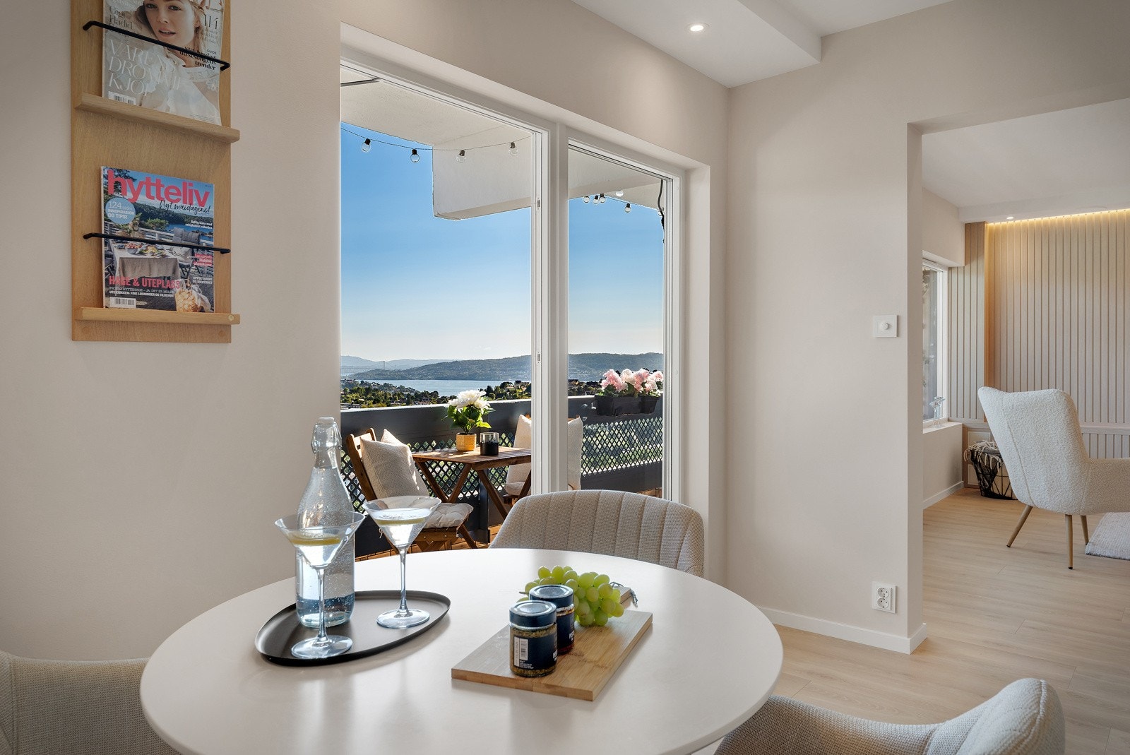 Fra kjøkkenet er det utgang til hyggelig balkong Galleribilde