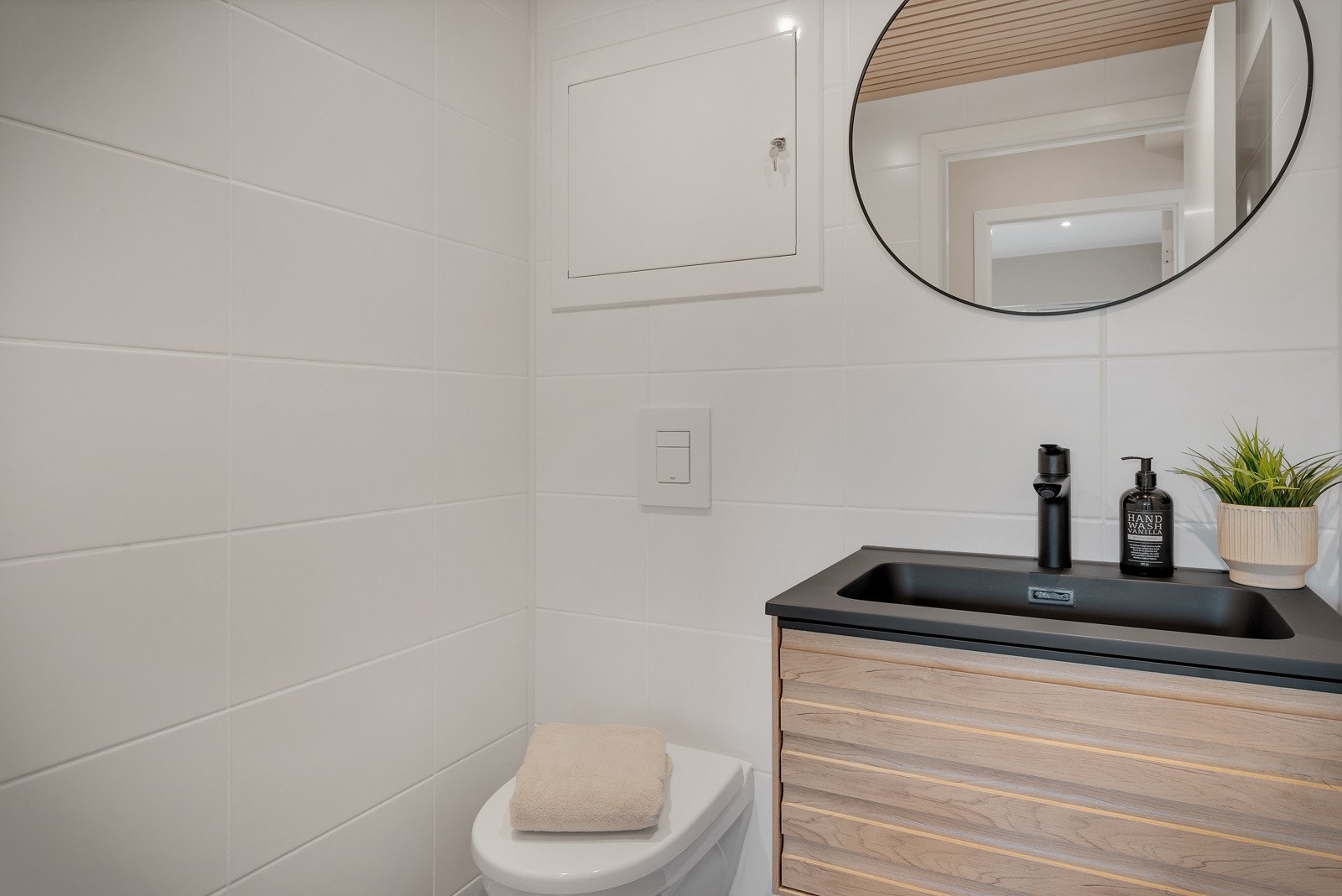 Helfliset toalettrom på 1,9 kvm. Toalettrommet er innredet med benkeskap med servant og vegghengt toalett med Gustavberg softclose toalettsete Galleribilde