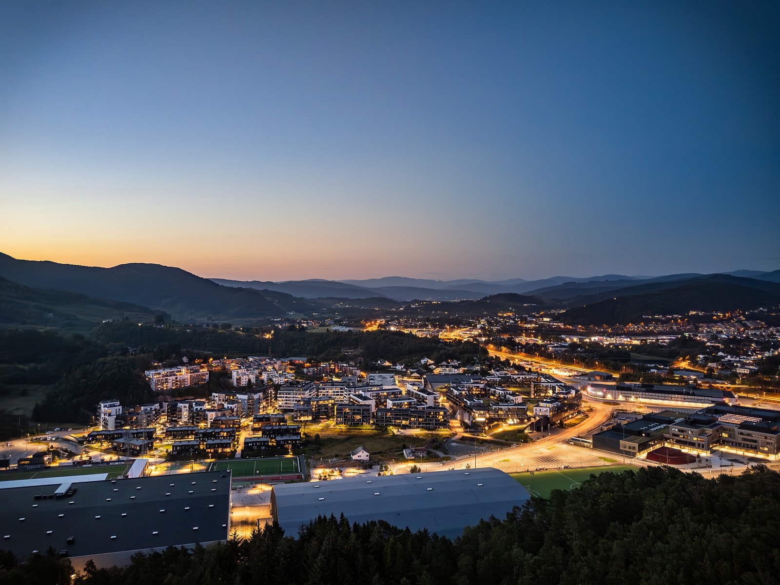 Populært boligområde for barnefamilier, med flere lekeområder og lite biltrafikk i gatene. Kort vei til fantastiske turløyper, hvor gjerne Geitanuken er den mest populære av dem. Galleribilde
