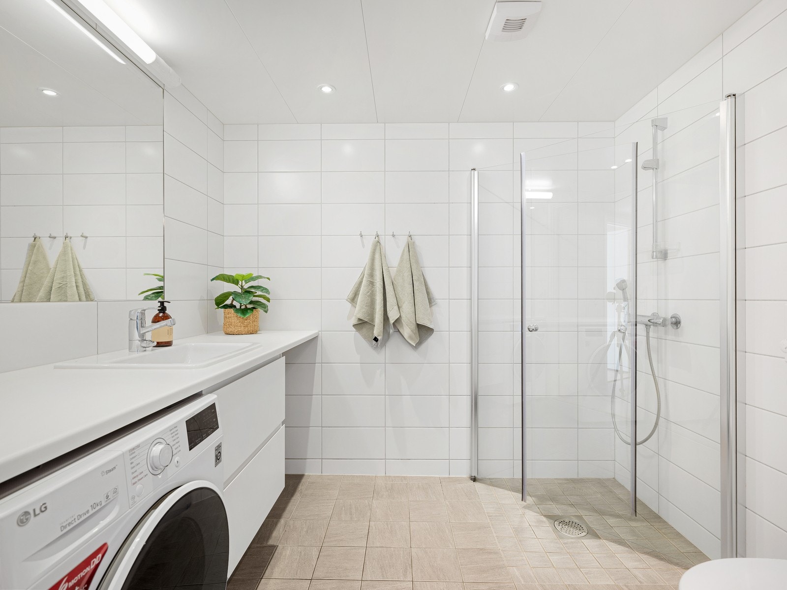 Lekkert flislagt baderom fra 2019. Galleribilde