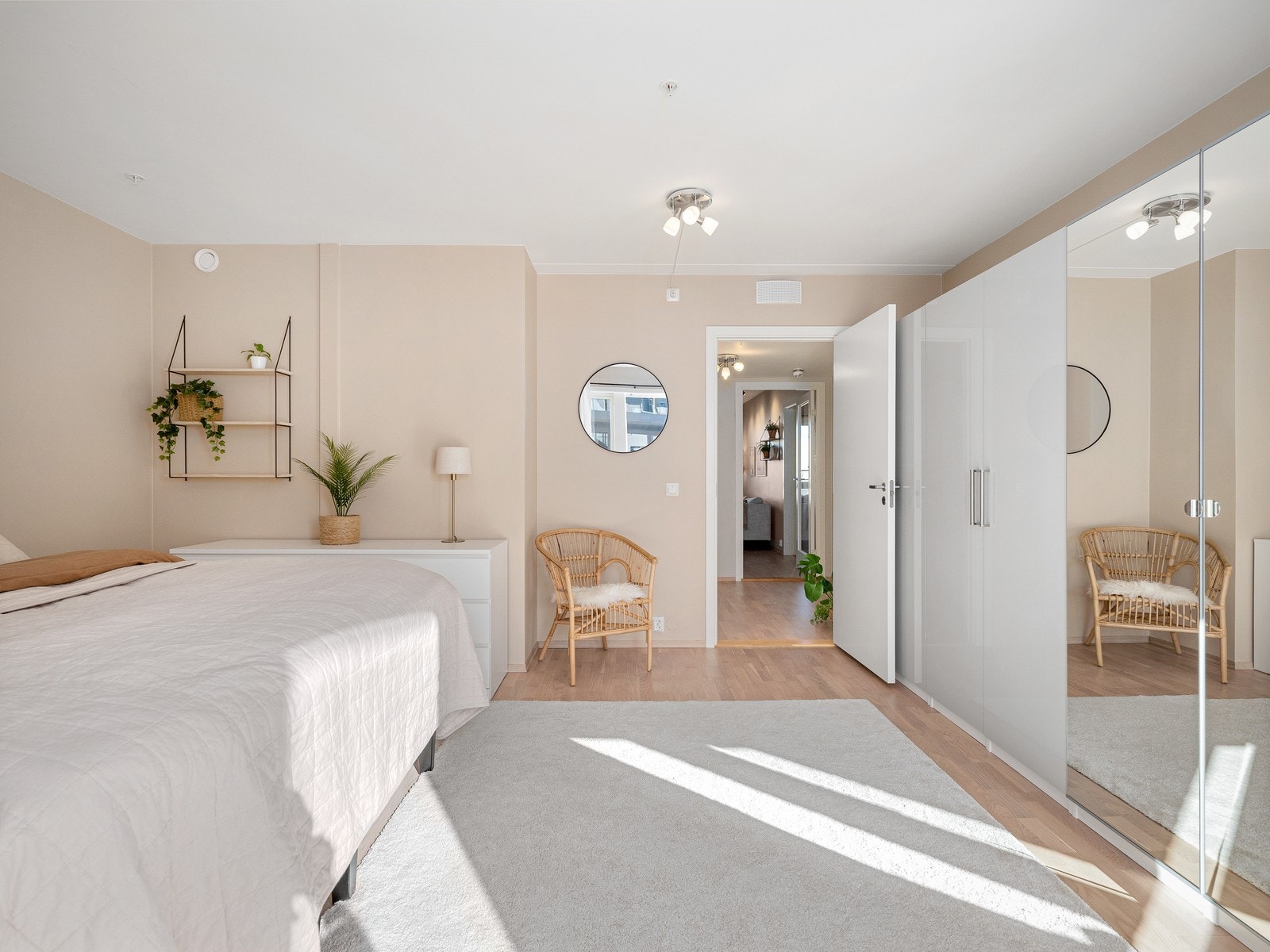 Rikelig med garderoberobeplass langs hele veggen. Galleribilde