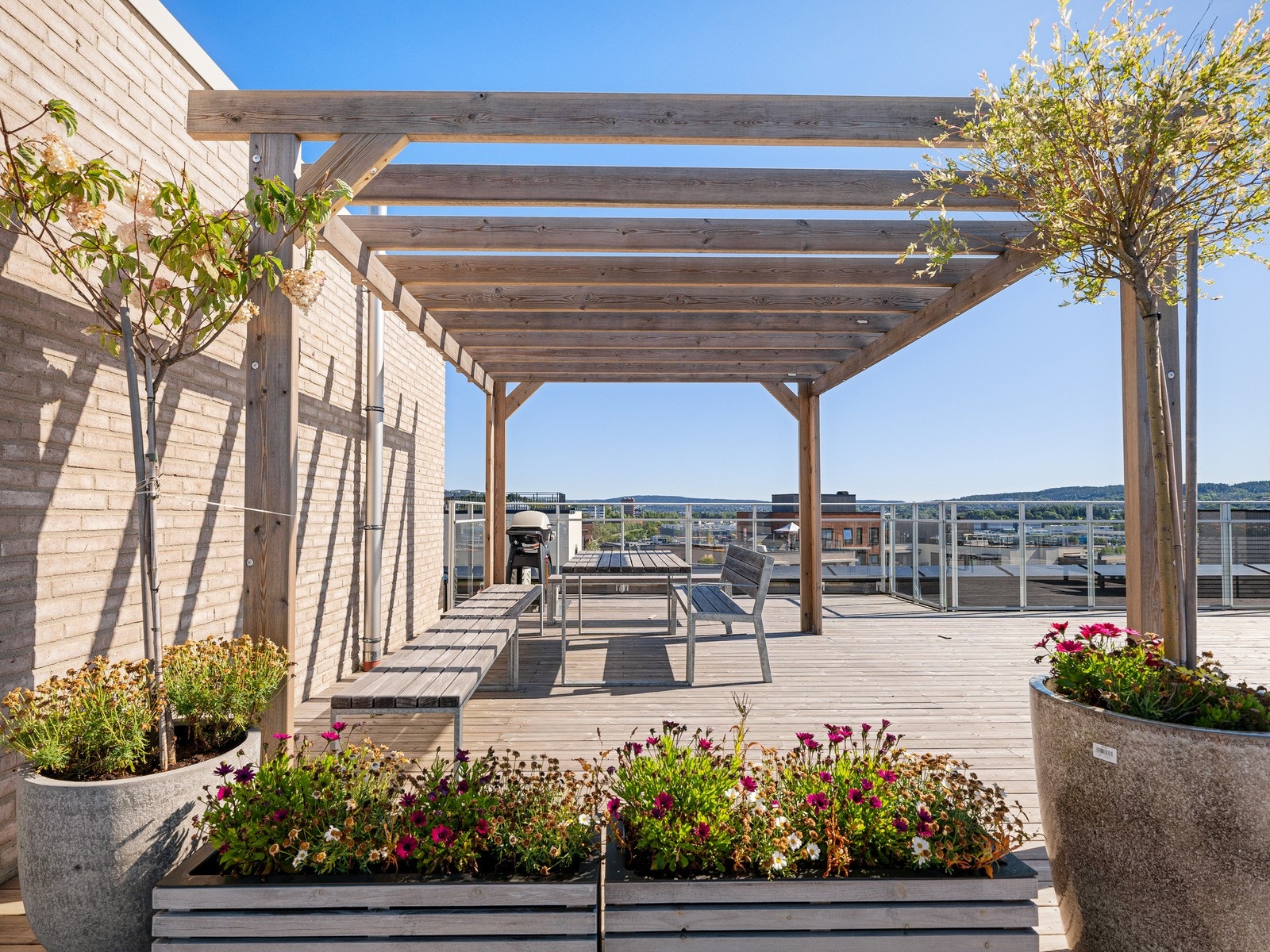 Boligen har tilgang til en solrik takterrasse, utstyrt med pergola og komfortable sittegrupper. Galleribilde