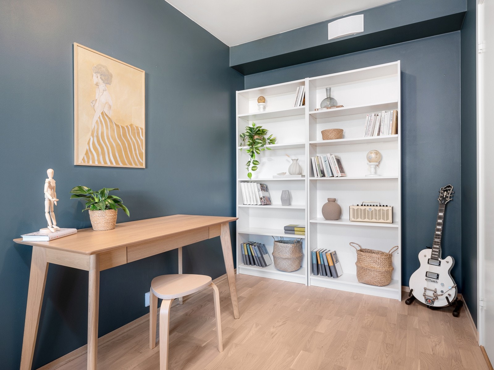 Det er god plass til stor seng, skrivebord og garderobeløsning. Galleribilde
