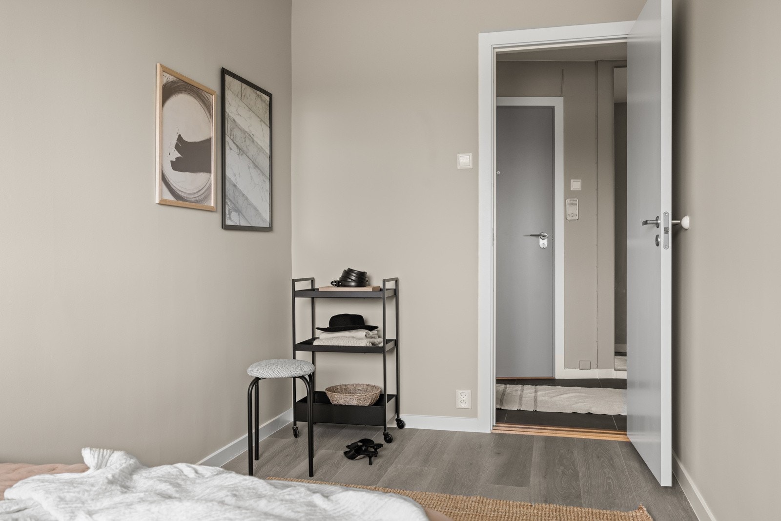 Plass til dobbeltseng og garderobeskap. Galleribilde