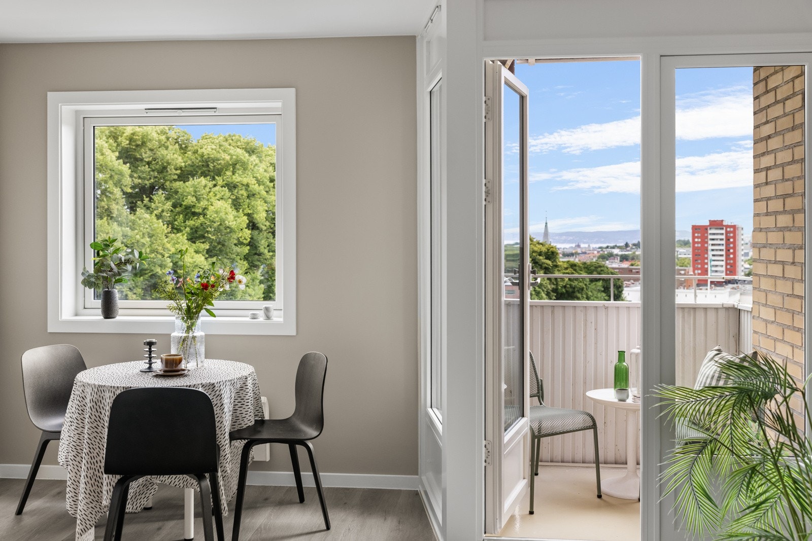 God plass til spisebord ved vindu med flotte utsiktsforhold. Galleribilde