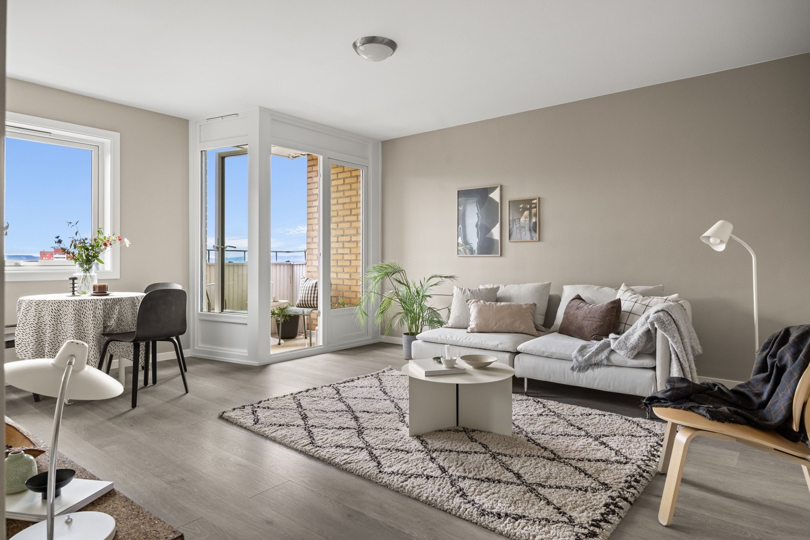 God og moderne standard med pen enstavs laminat fra 2018 på gulv og glatte overflater malt i en innbydende farge i 2024. Galleribilde