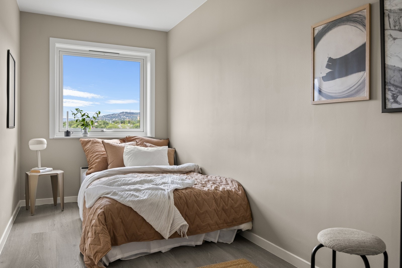 God og moderne standard med pen enstavs laminat fra 2018 på gulv og glatte overflater malt i en innbydende farge i 2024. Galleribilde