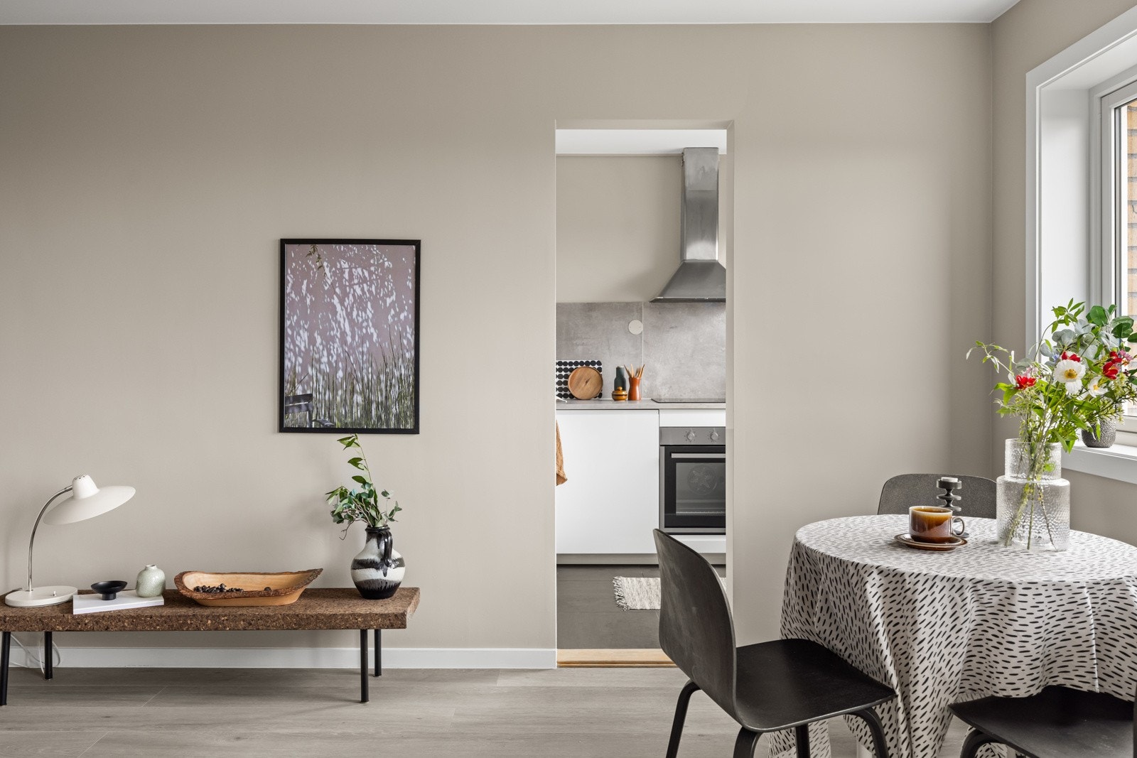 Adskilt kjøkken med naturlig forbindelse til stuen. Galleribilde