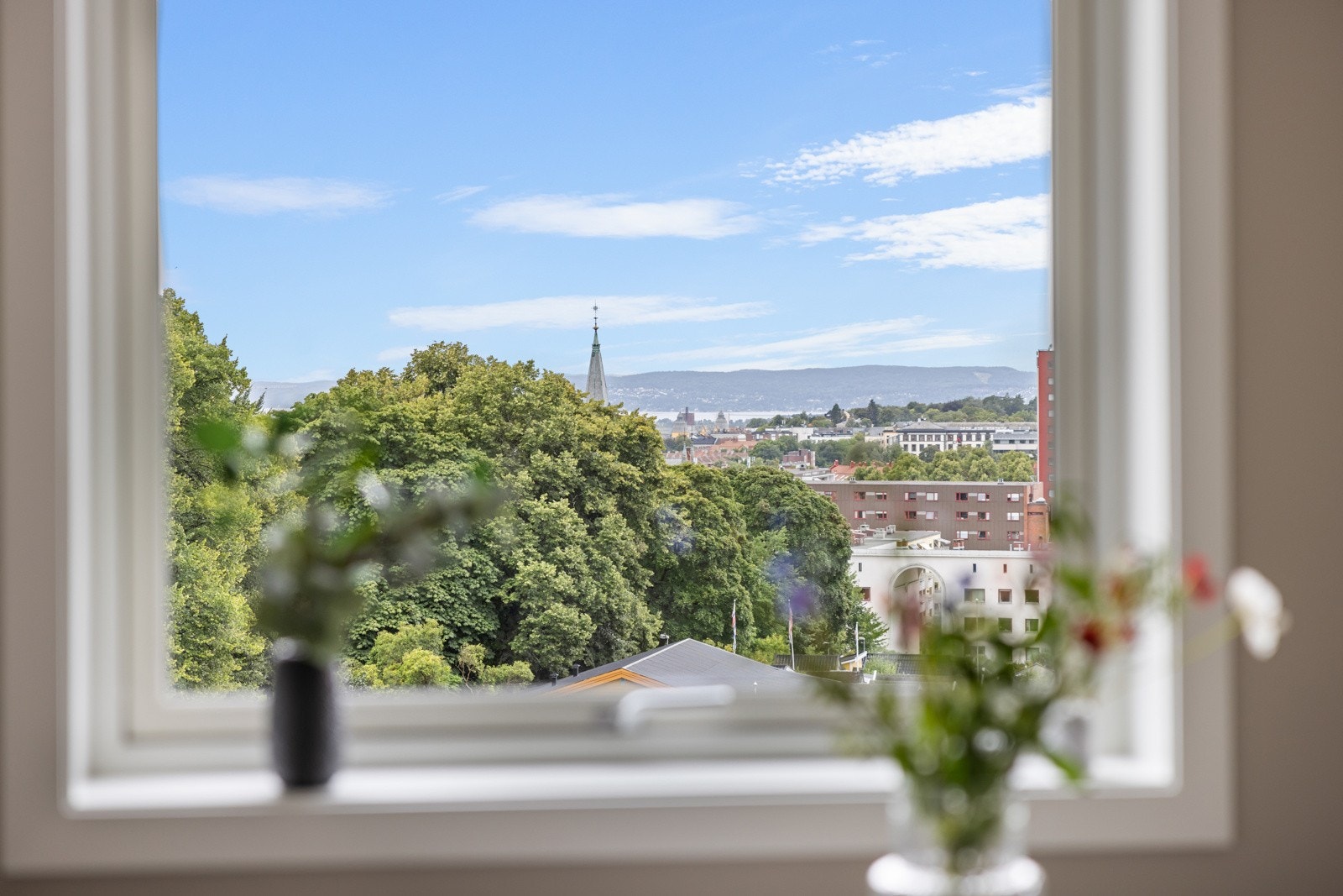 Utsikt fra stuevinduet ved spisebordet. Galleribilde