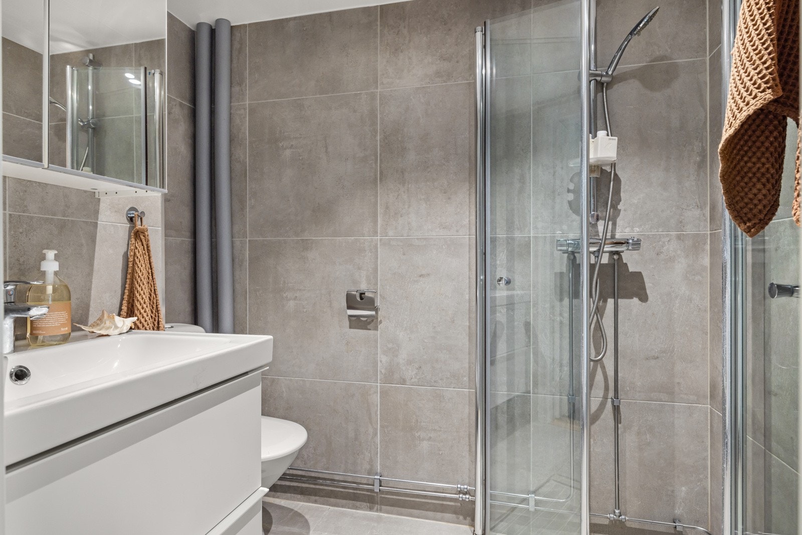 Leiligheten har et lyst og delikat flislagt baderom som ble pusset opp i 2018. Galleribilde