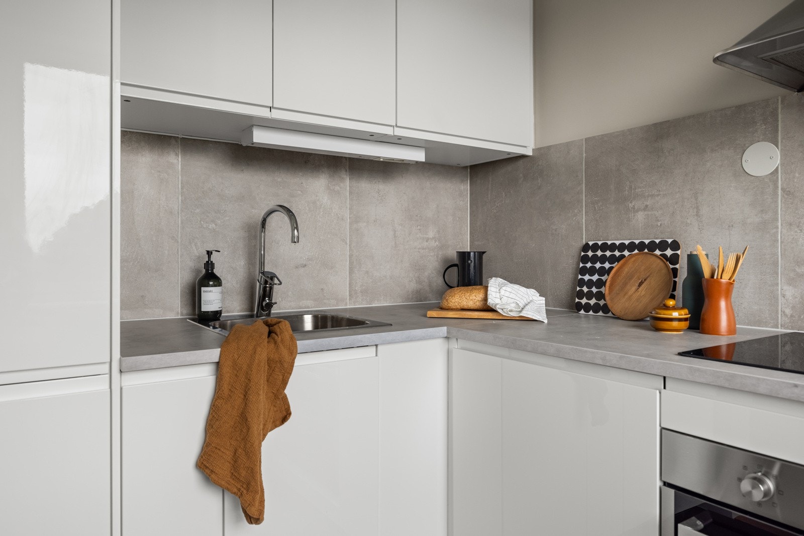 God og moderne standard med pen enstavs laminat fra 2018 på gulv og glatte overflater malt i en innbydende farge i 2024. Galleribilde