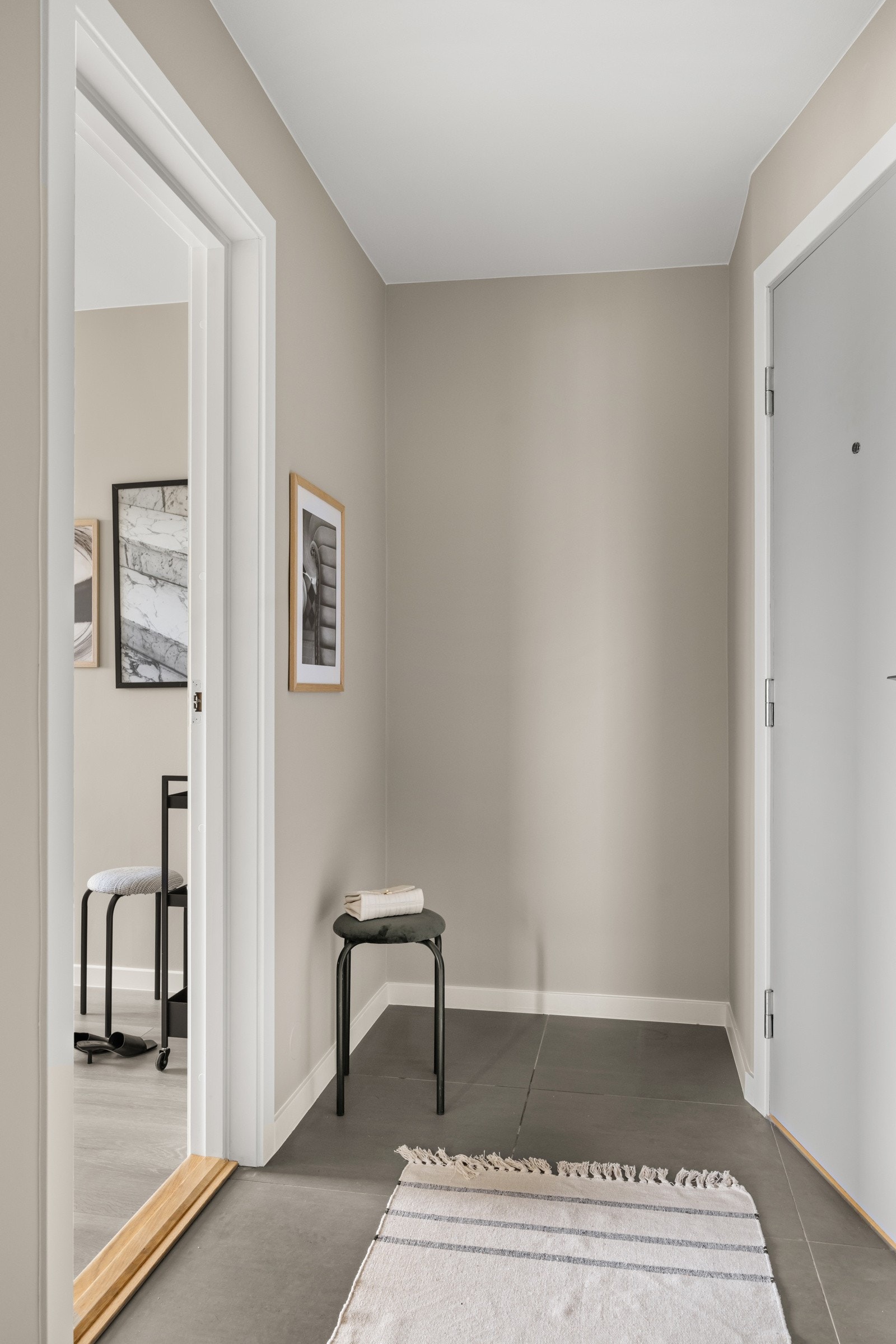 I entréen har du god plass til sko og yttertøy i medfølgende garderobeskap med speildører, samt ytterligere plass til sko og oppheng av yttertøy. Galleribilde