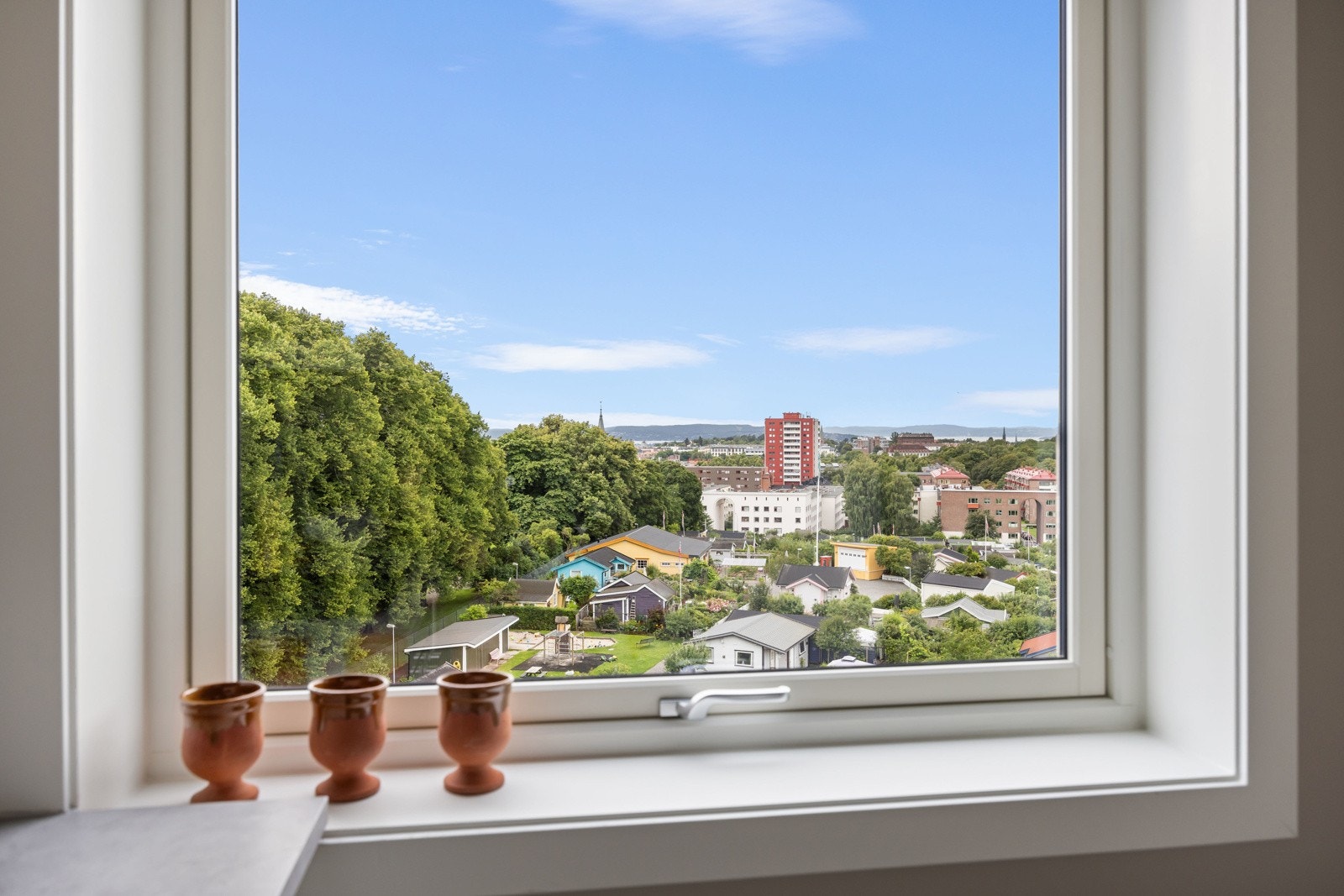 Utsikten fra kjøkkenvinduet mot kolonihagen (Portveien 2) Galleribilde