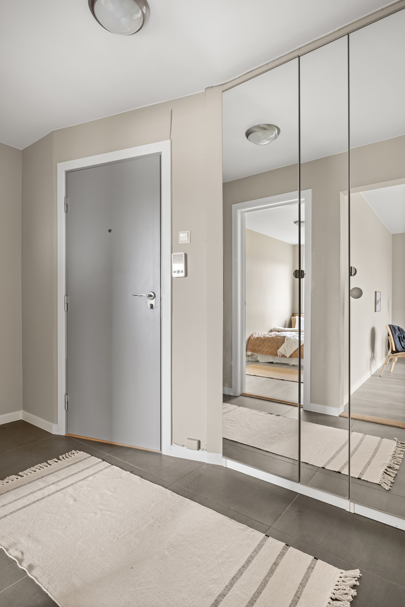 Fliser på gulv, glatte overflater malt i en innbydende farge i 2024. Galleribilde