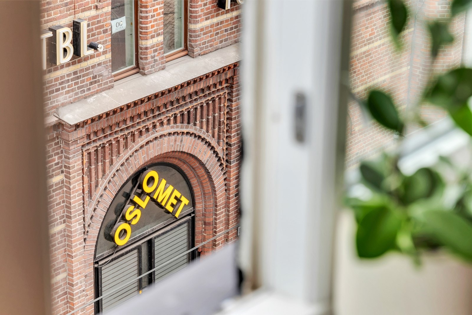 Leiligheten ligger rett ved Oslo MET og umiddelbar nærhet til et god utvalg butikker og spisesteder. Galleribilde