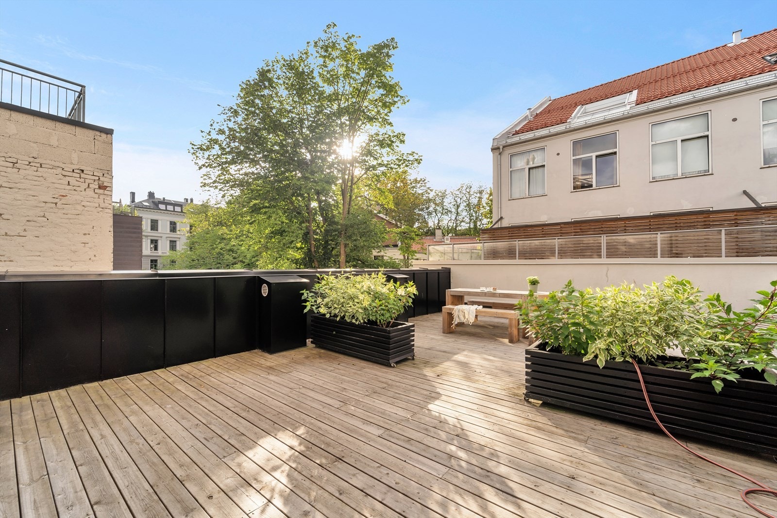 Takterrassen er pent opparbeidet med beplantning og sittegrupper. Galleribilde