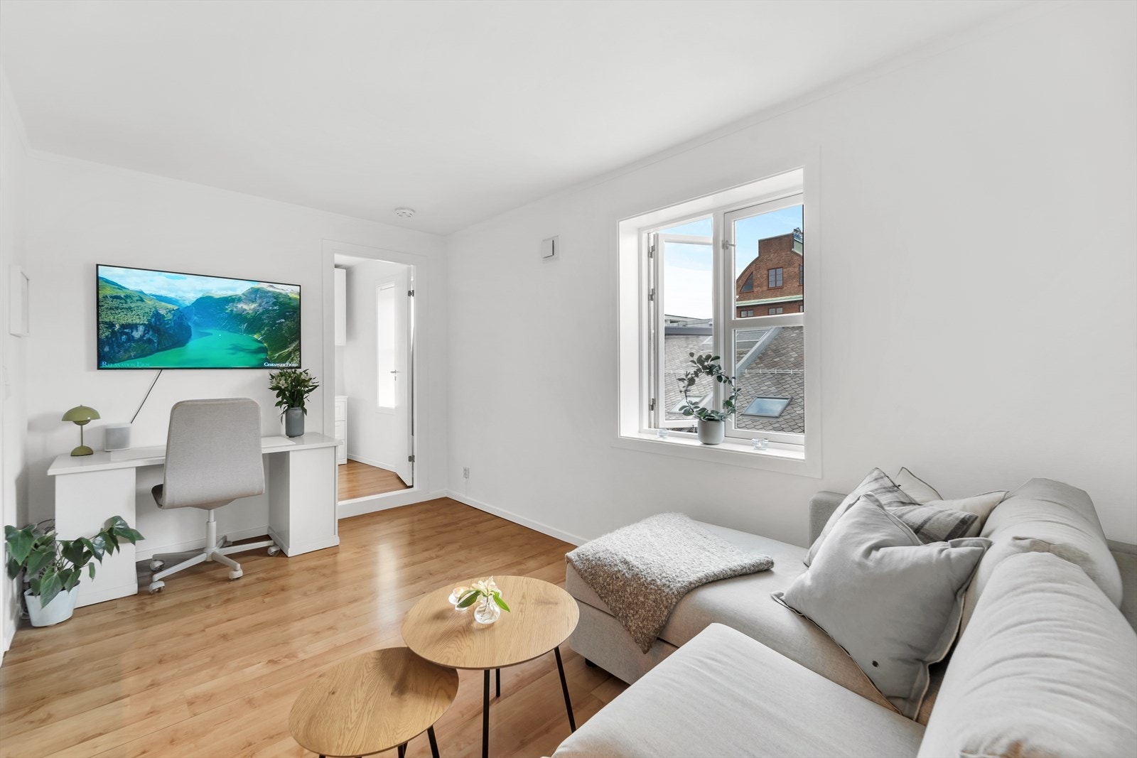 Leiligheten vender ut mot Pilestredet og er godt skjermet for sjenerende innsyn. Galleribilde