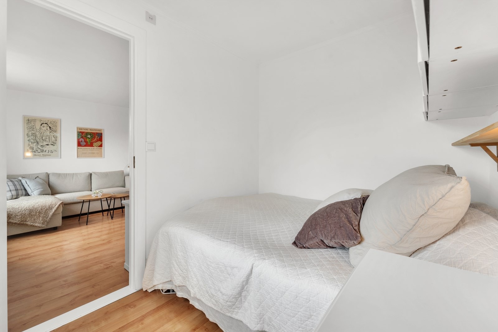 Lyst soverom med plass til dobbeltseng og kommode. Galleribilde