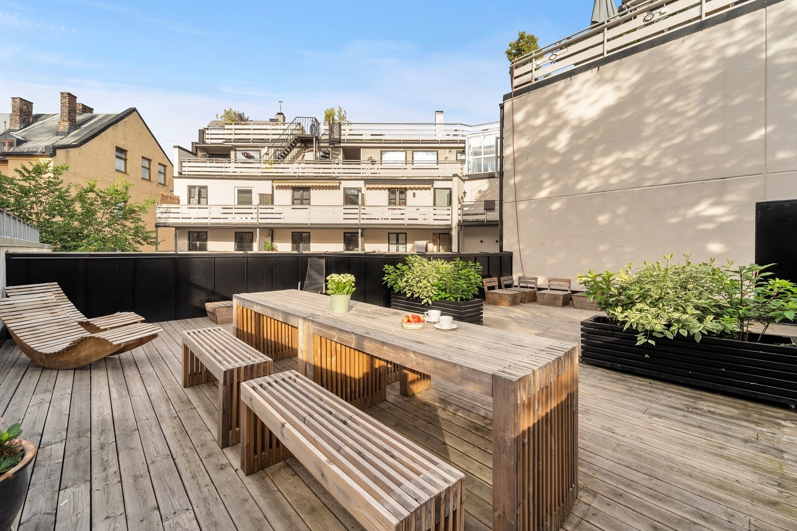Fin internbeliggenhet i 4. etg med heisadkomst. I samme etasje som leiligheten er det også utgang til felles, vestvendt takterrasse. Galleribilde
