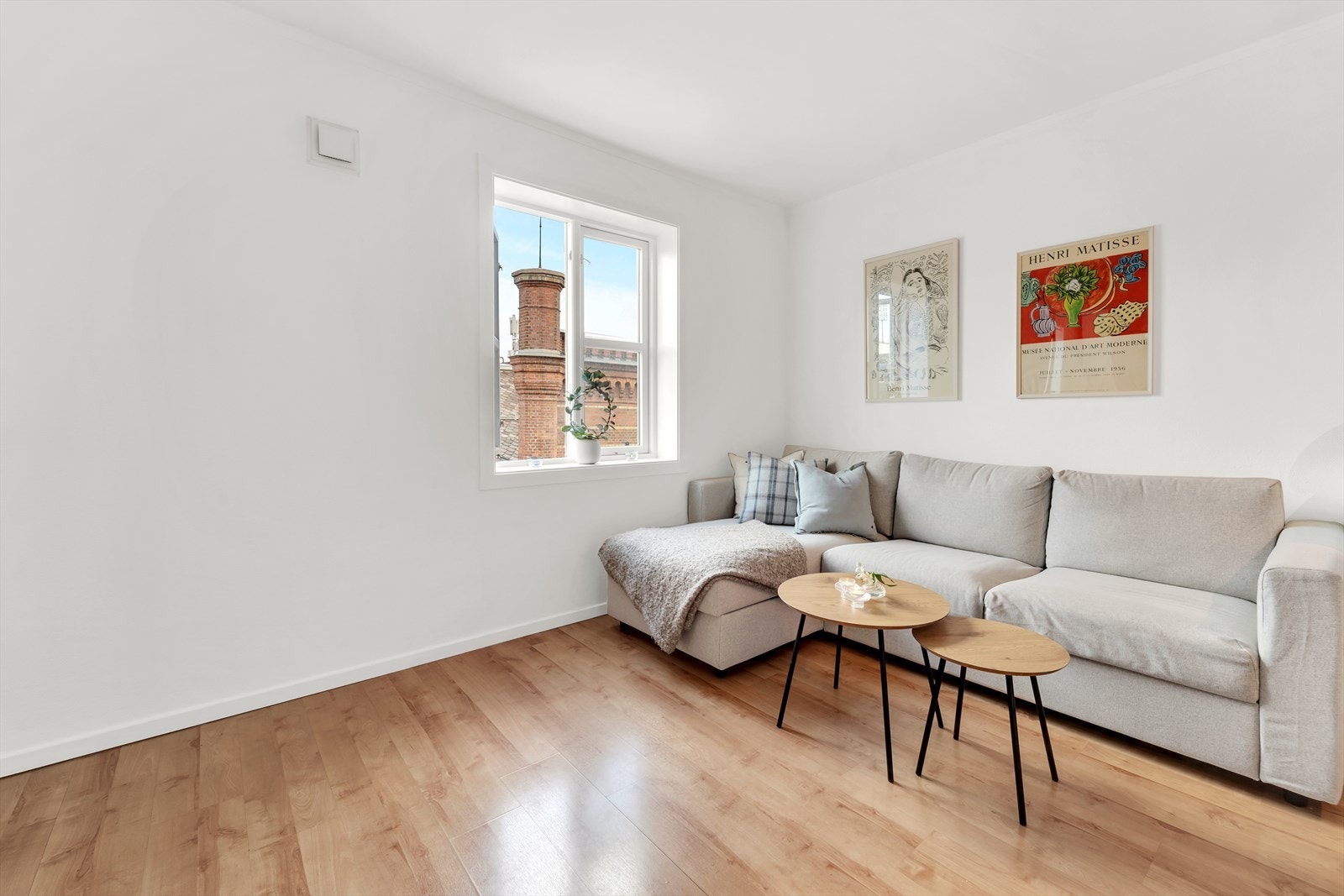 Smart planløsning med plass for både sofa og liten spiseplass. Galleribilde