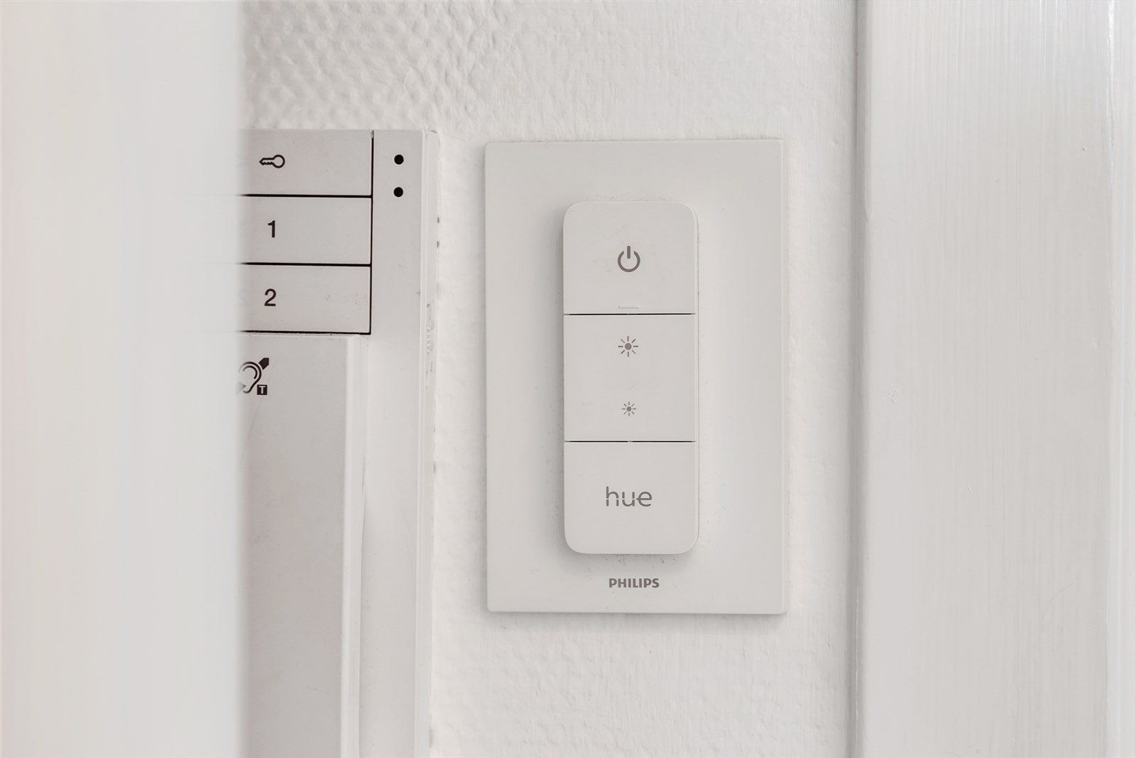 Det er installert dørcalling og Philips Hue smartlys i leiligheten. Galleribilde