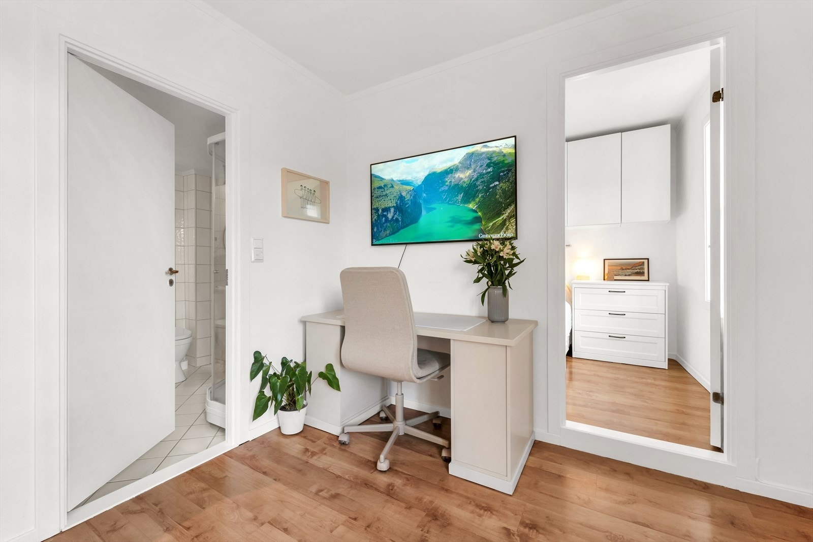 Pent laminatgulv og lysmalte overflater er gjennomgående i hele leiligheten. Galleribilde