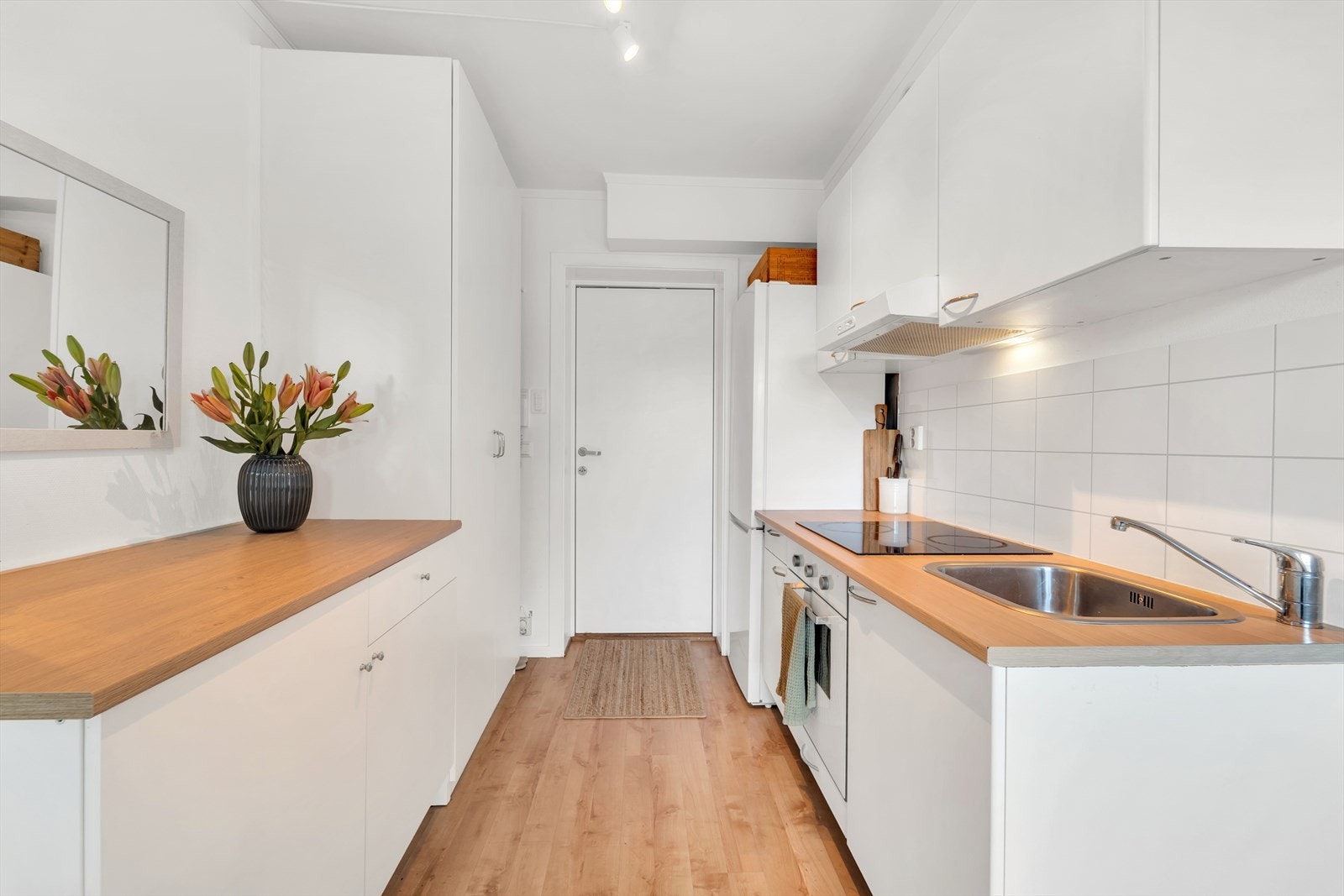 Innredningen har glatte fronter og laminert benkeplate, samt kitchenboard i benkerygg. Galleribilde