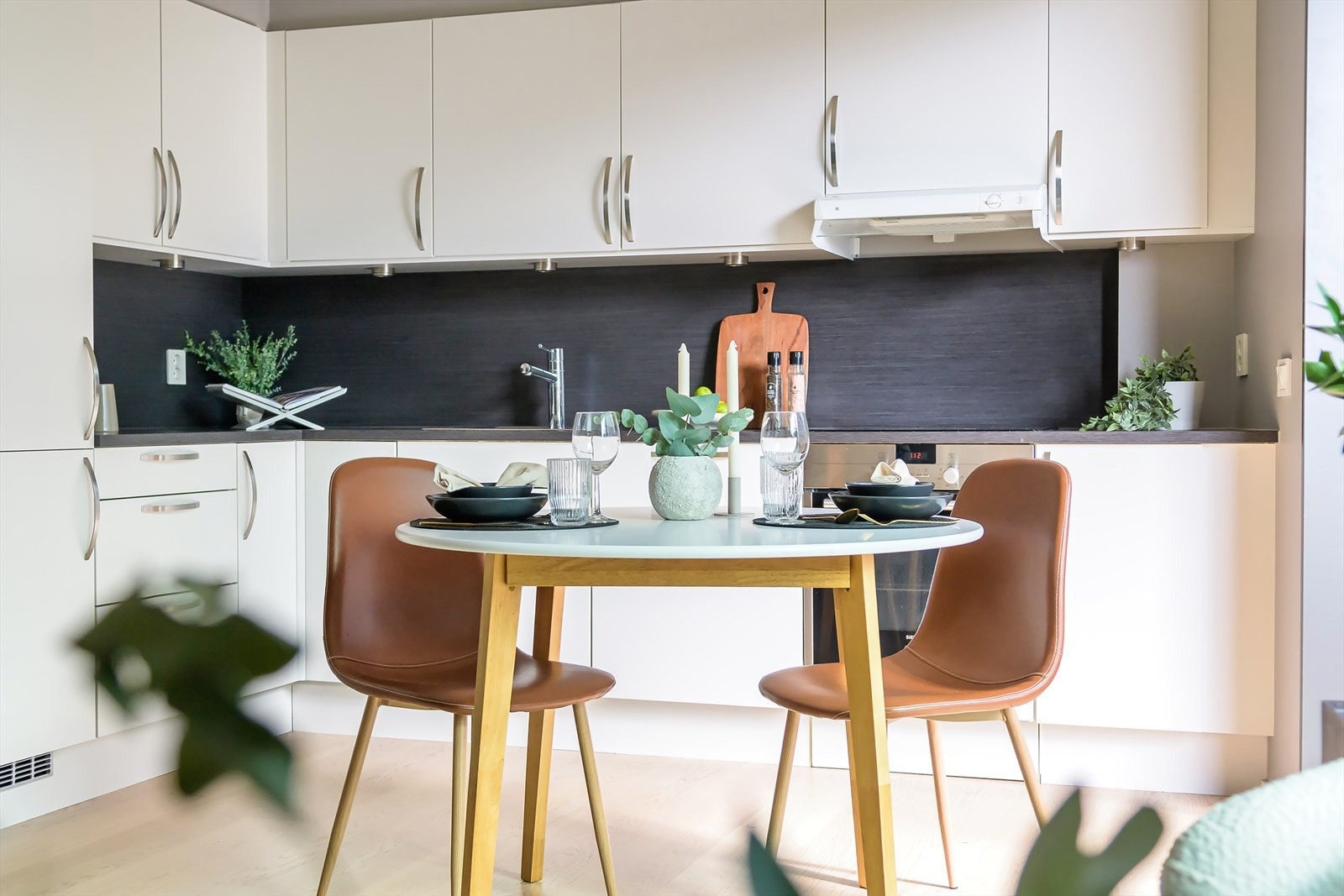 Kjøkkenet har integrerte hvitevarer som oppvaskmaskin, komfyr og nedfelt platetopp, samt et integrert kombiskap. Galleribilde