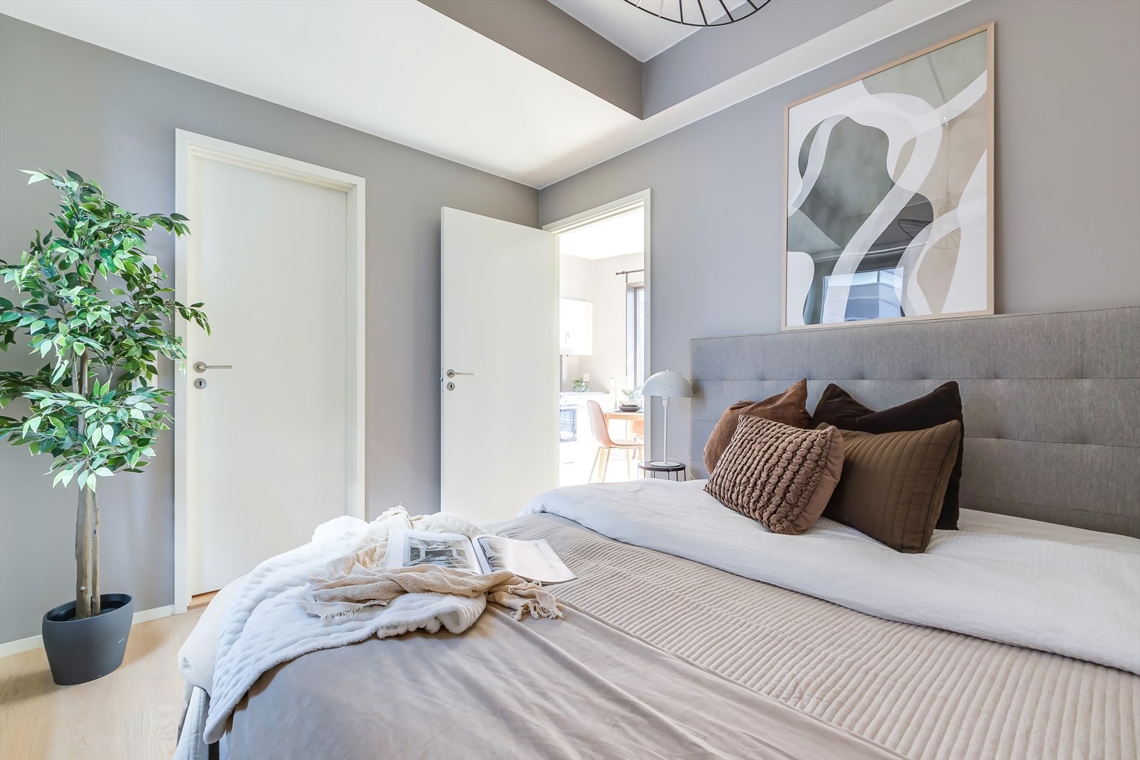 Soverommet har også en praktisk løsning med direkte adgang til badet, noe som gir ekstra komfort og bekvemmelighet i hverdagen. Galleribilde