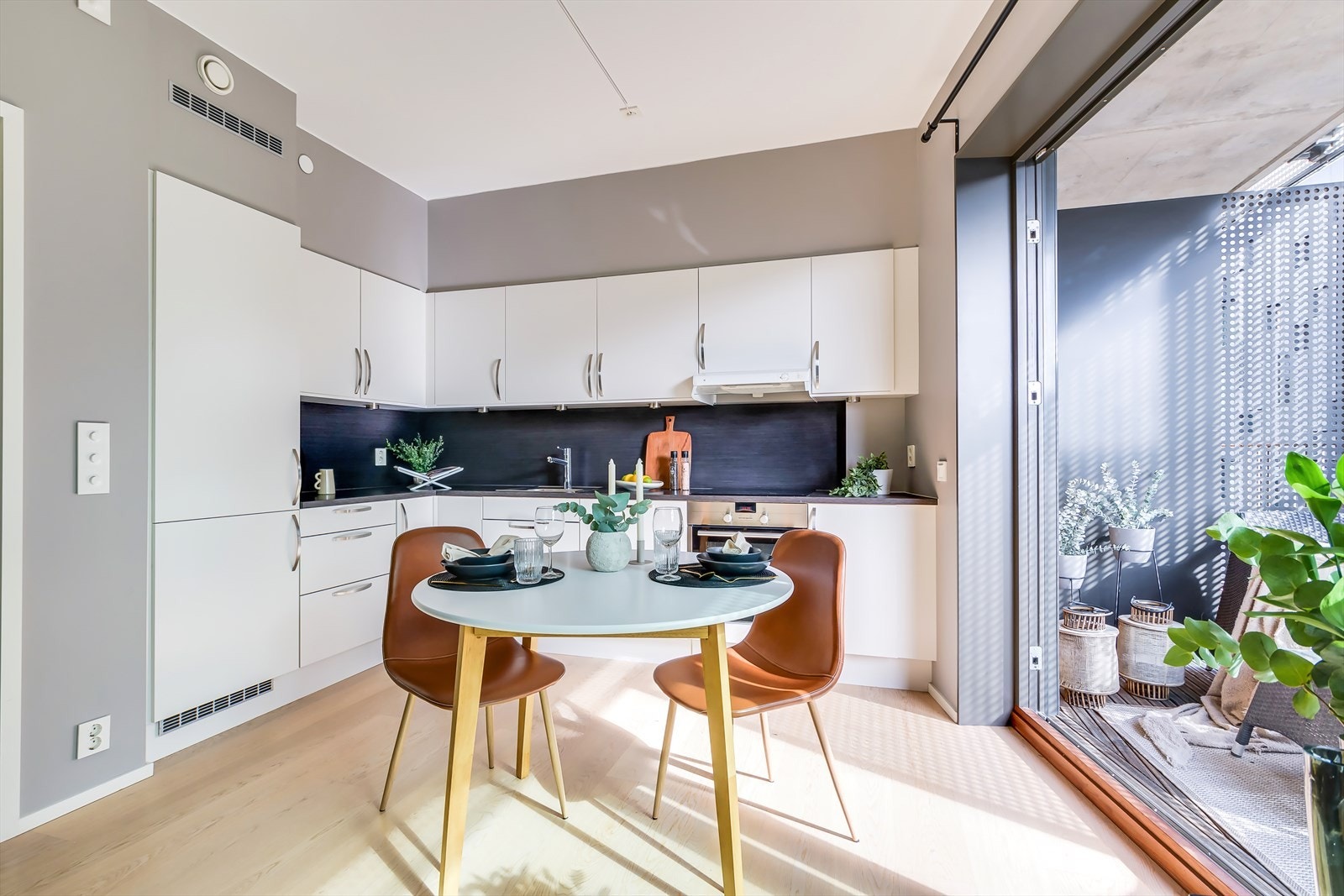 Kjøkkenet er stilrent med en moderne og funksjonell innredning og godt med skapplass. Galleribilde