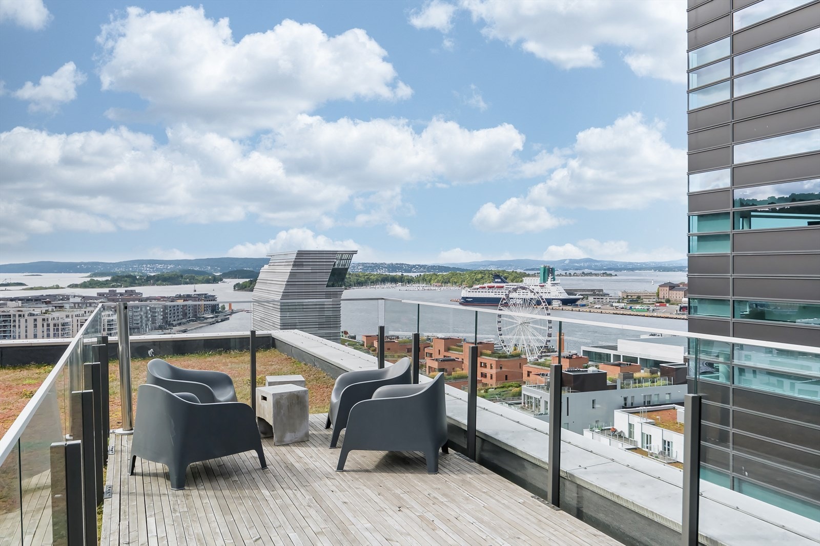 Her kan du slappe av og nyte solrike dager med en imponerende utsikt over både fjorden og byen. Galleribilde