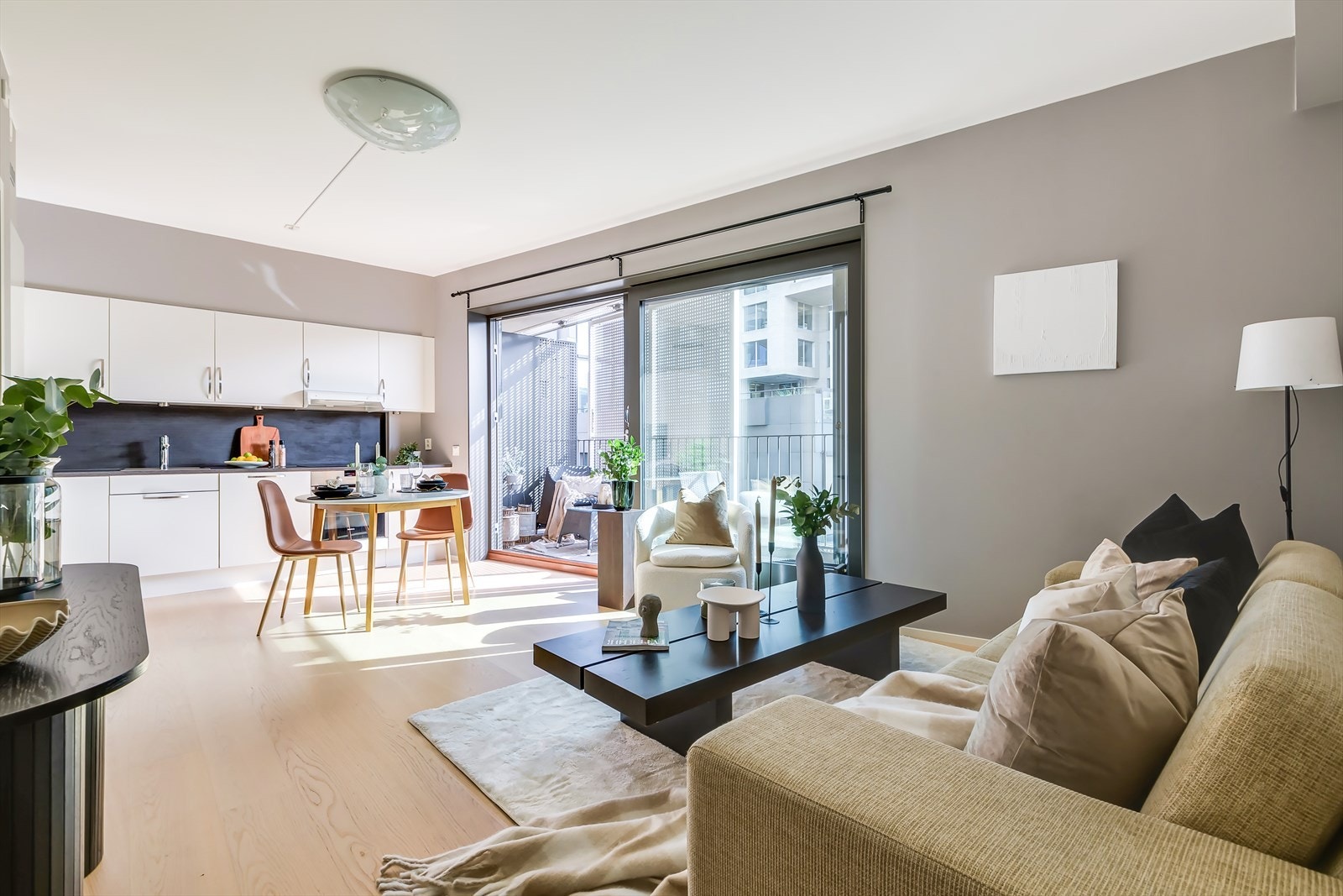 Den lyse og gjennomgående planløsningen gir en romslig og luftig atmosfære, og de store vindusflatene sørger for rikelig med naturlig lysinnslipp. Galleribilde