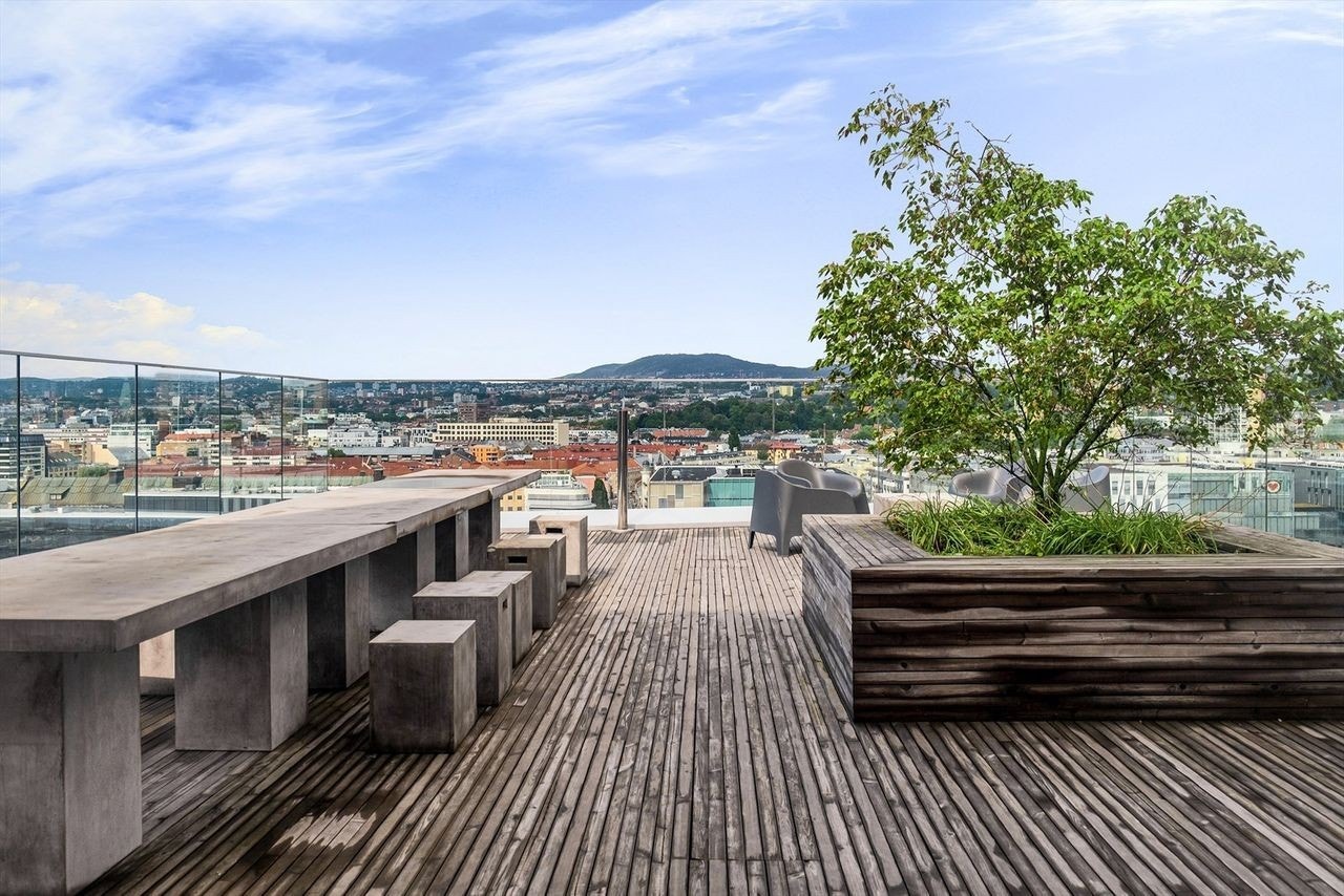 På baksiden av bygget er det en egen takterrasse som kan reserveres til private arrangementer. Fantastisk utsikt mot byen og flott kveldssol! Galleribilde