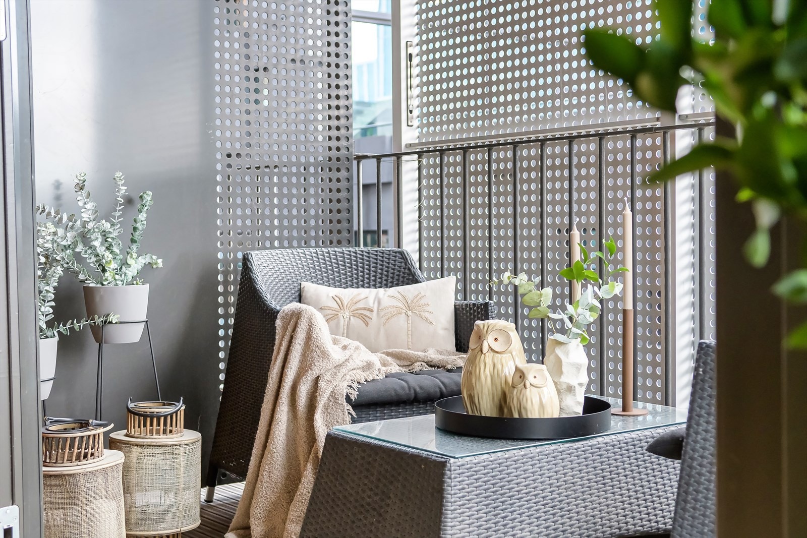 Balkongen har et praktisk og flyttbart panel som gir deg muligheten til å velge mellom åpen utsikt eller skjermet privatliv etter ønske. Dette gjør balkongen til et fleksibelt og komfortabelt sted, uansett behov. Galleribilde