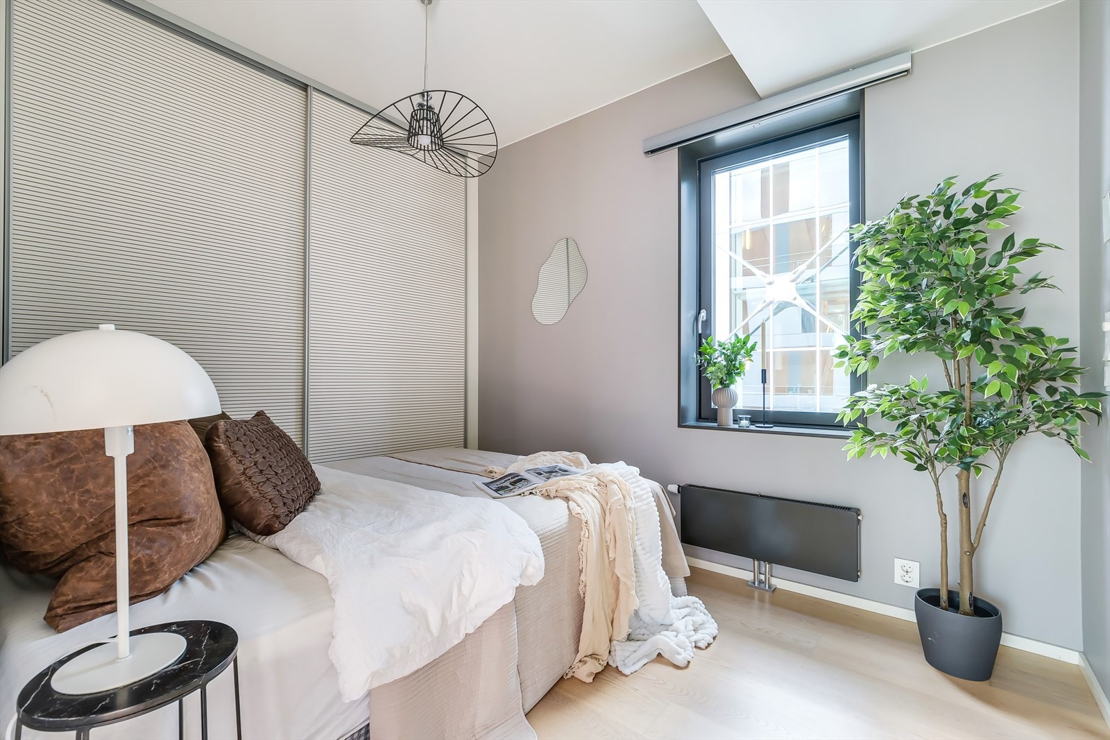 Et romslig soverom som gir en behagelig atmosfære. Galleribilde