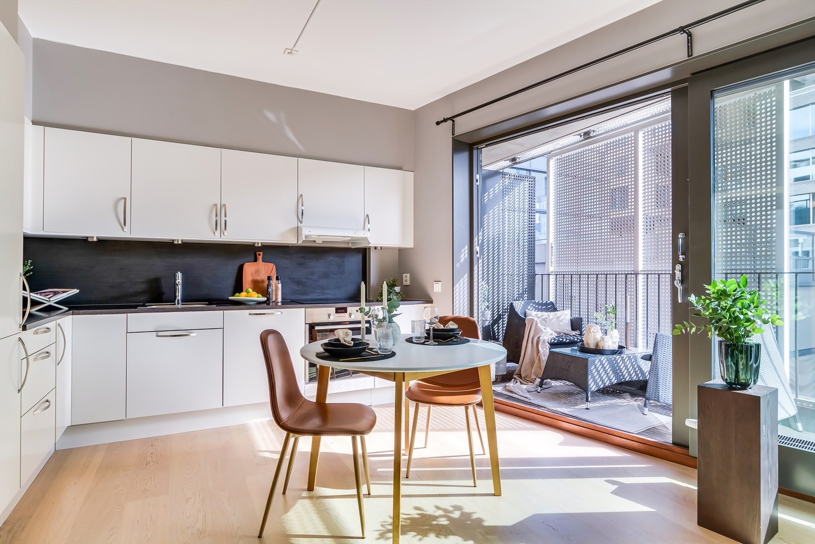 Den gode og smarte planløsningen gir rom for både en hyggelig sofakrok og spiseplass. Galleribilde